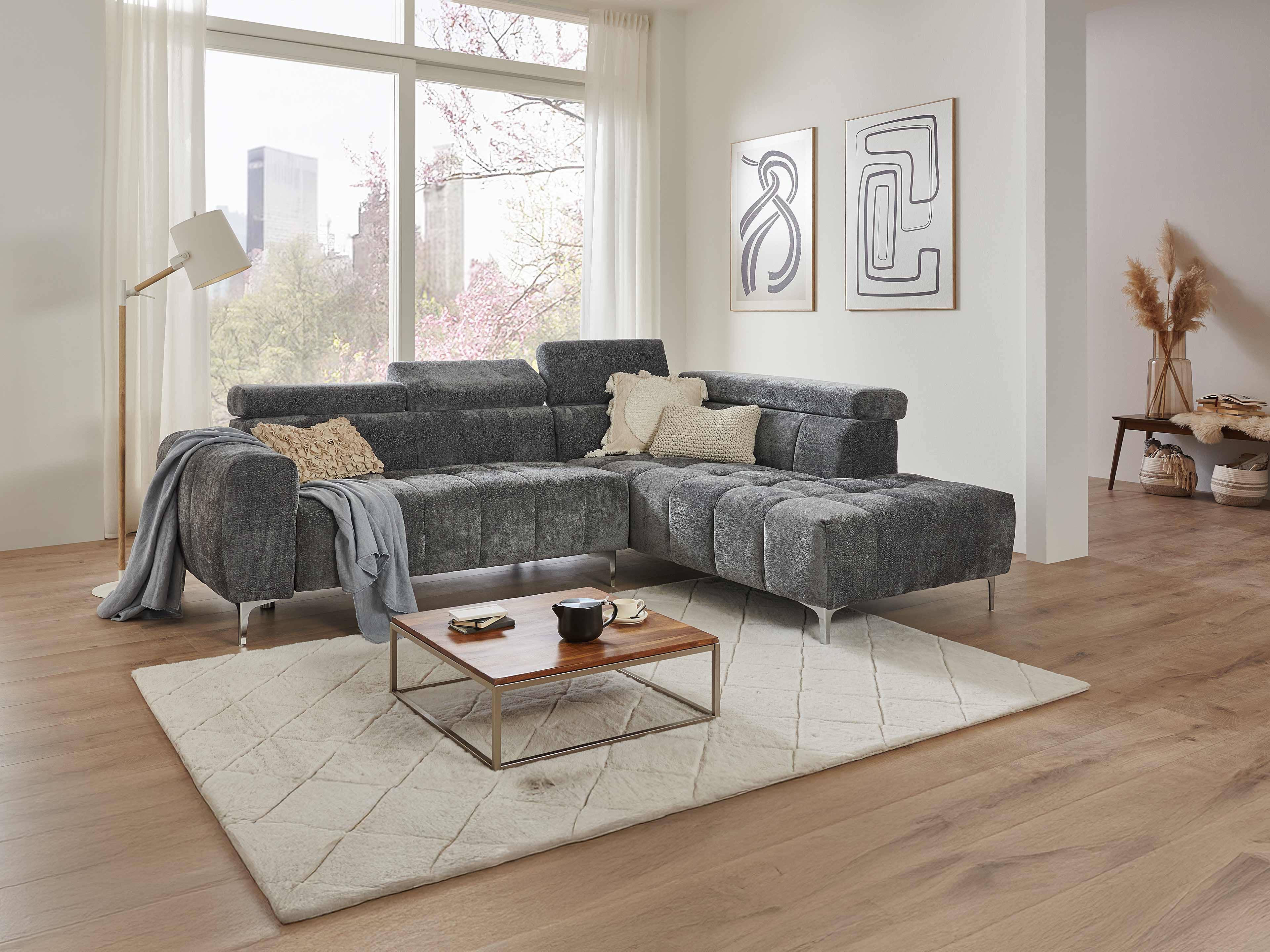 Ecksofa Kadira mit dunkelgrauem Stoffbezug, verstellbaren Kopfstützen und Metallfüßen