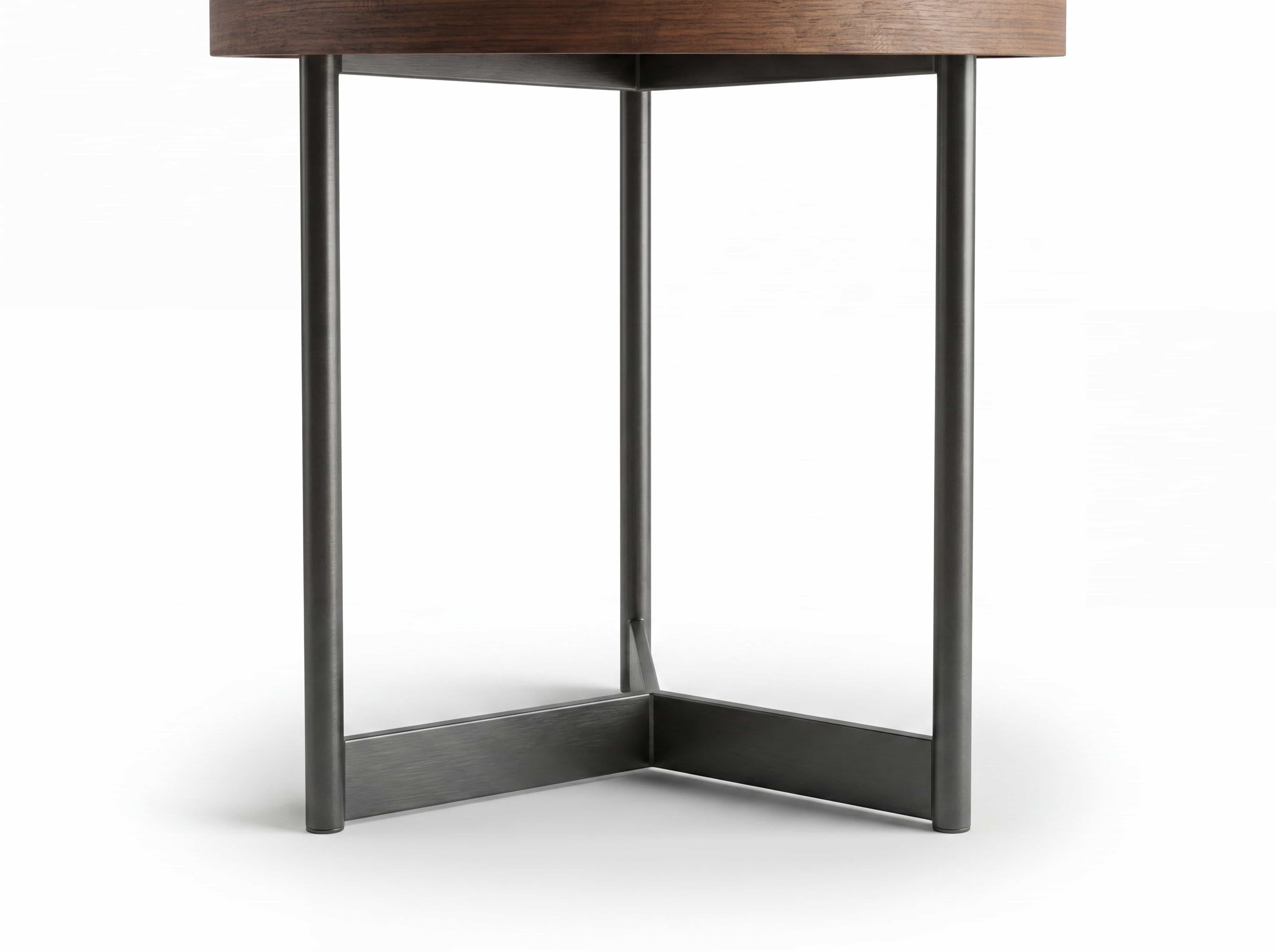 Runder Beistelltisch mit dunkler Holzplatte und schwarzem Metallgestell in Winkelform