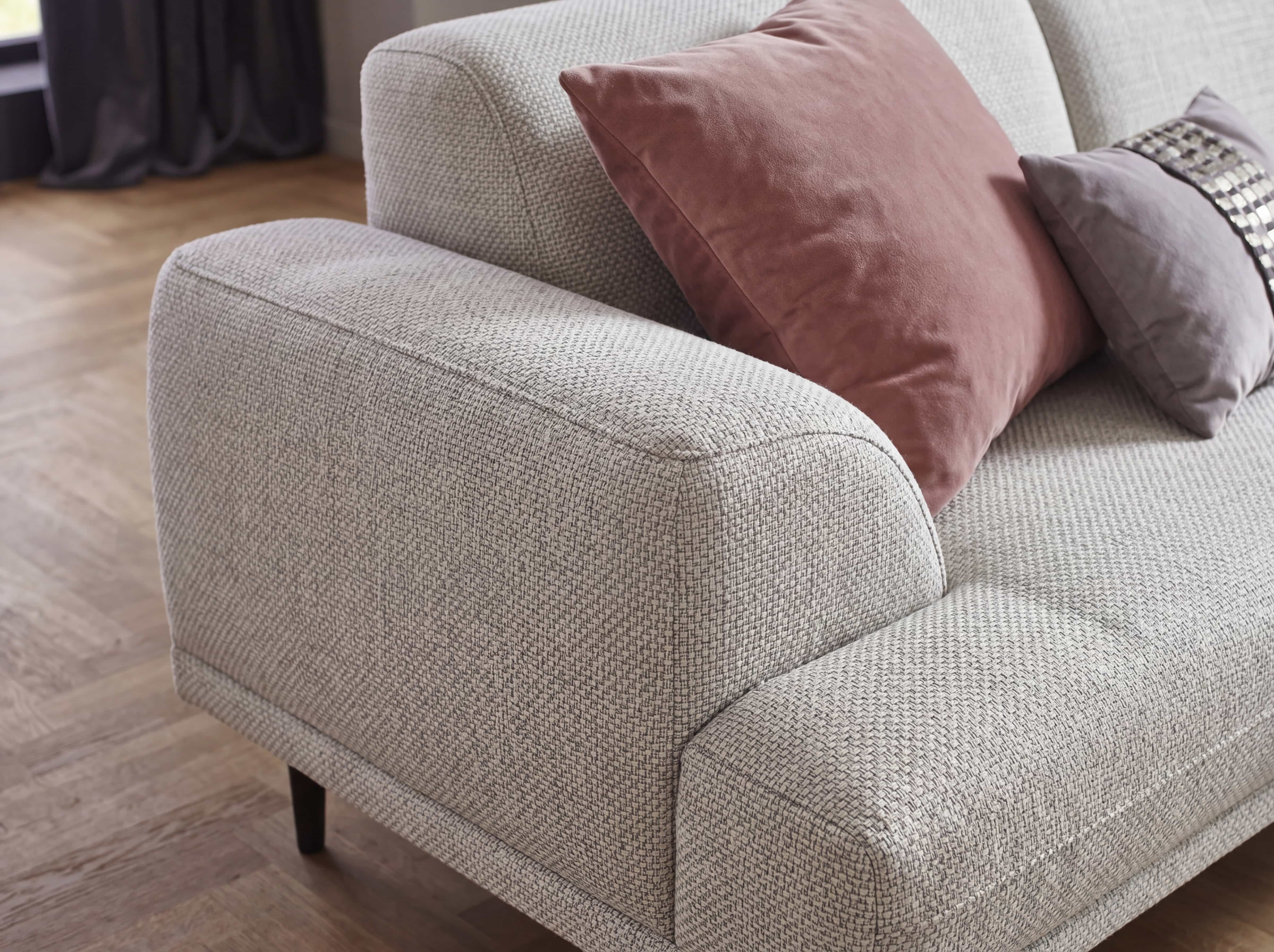 3-Sitzer Sofa Kabs Polsterwelt mit Armlehne, grob gewebter hellgrauer Stoffbezug, braune Füße