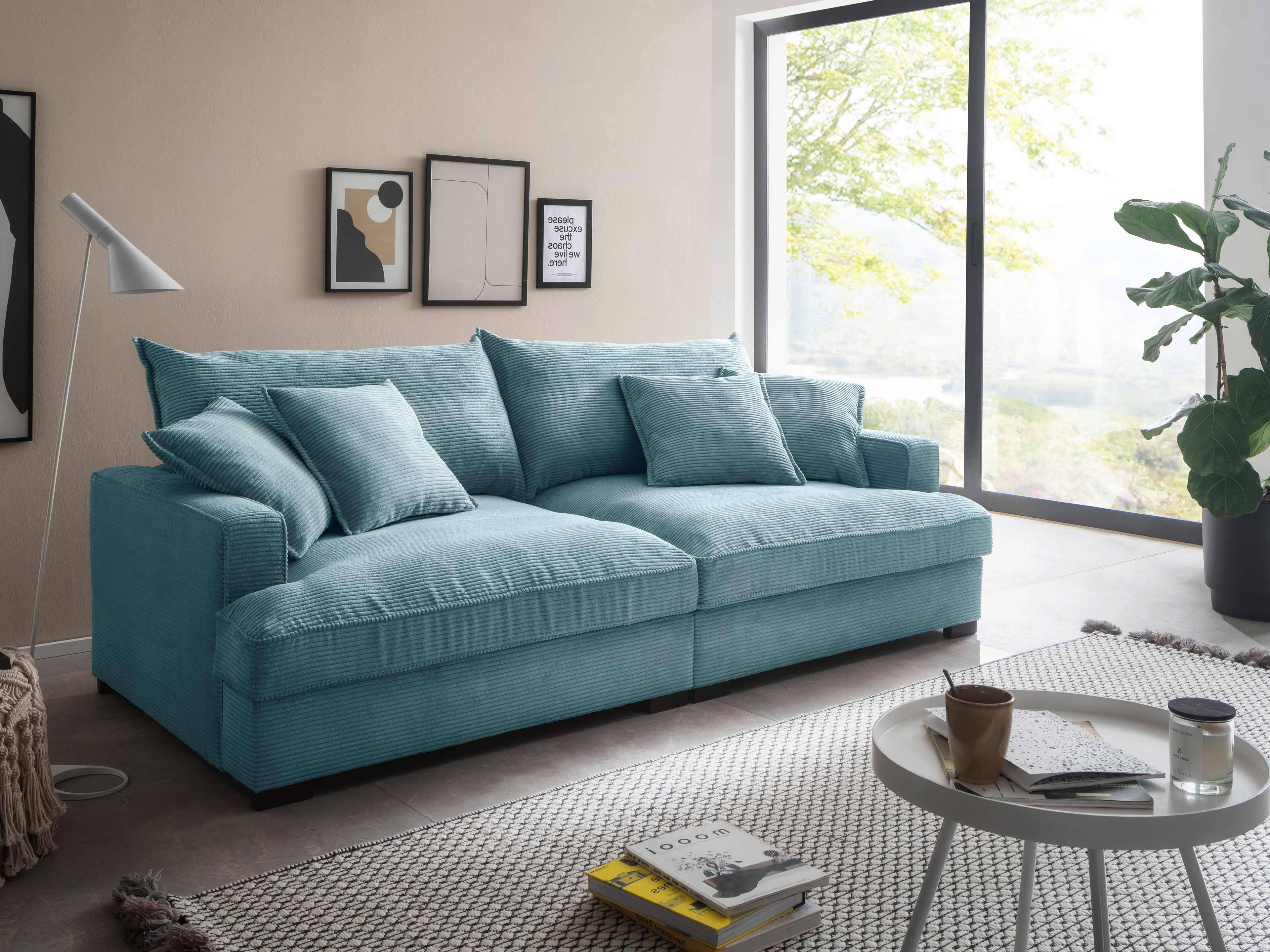 2-Sitzer Sofa Cuba mit Armlehnen, Bezug aus türkisfarbenem Cordstoff und losen Rücken- und Zierkissen