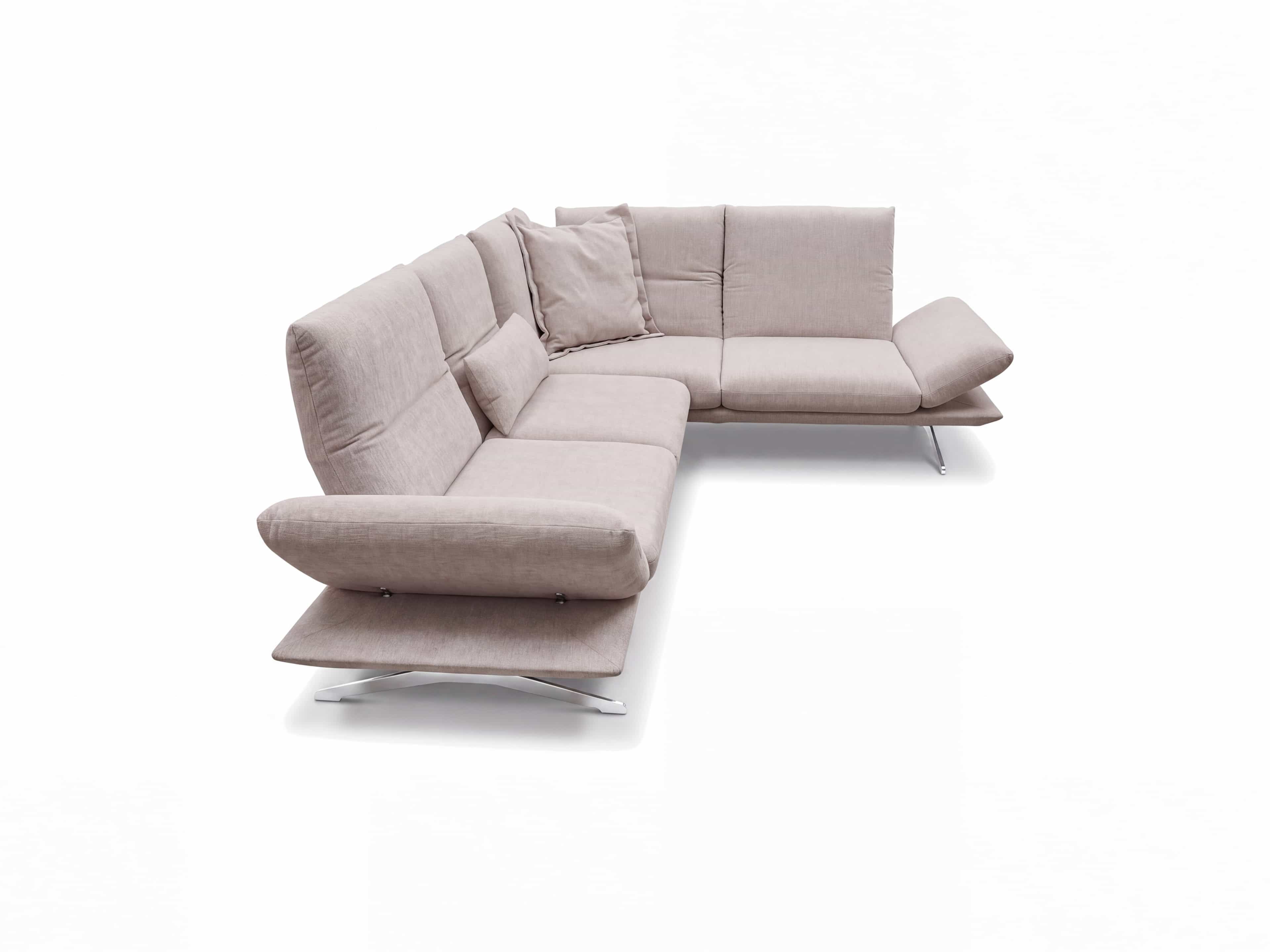 Ecksofa Milano mit hellbeigem Stoffbezug, verstellbaren Armlehnen und Metallfüßen, Polsterkissen