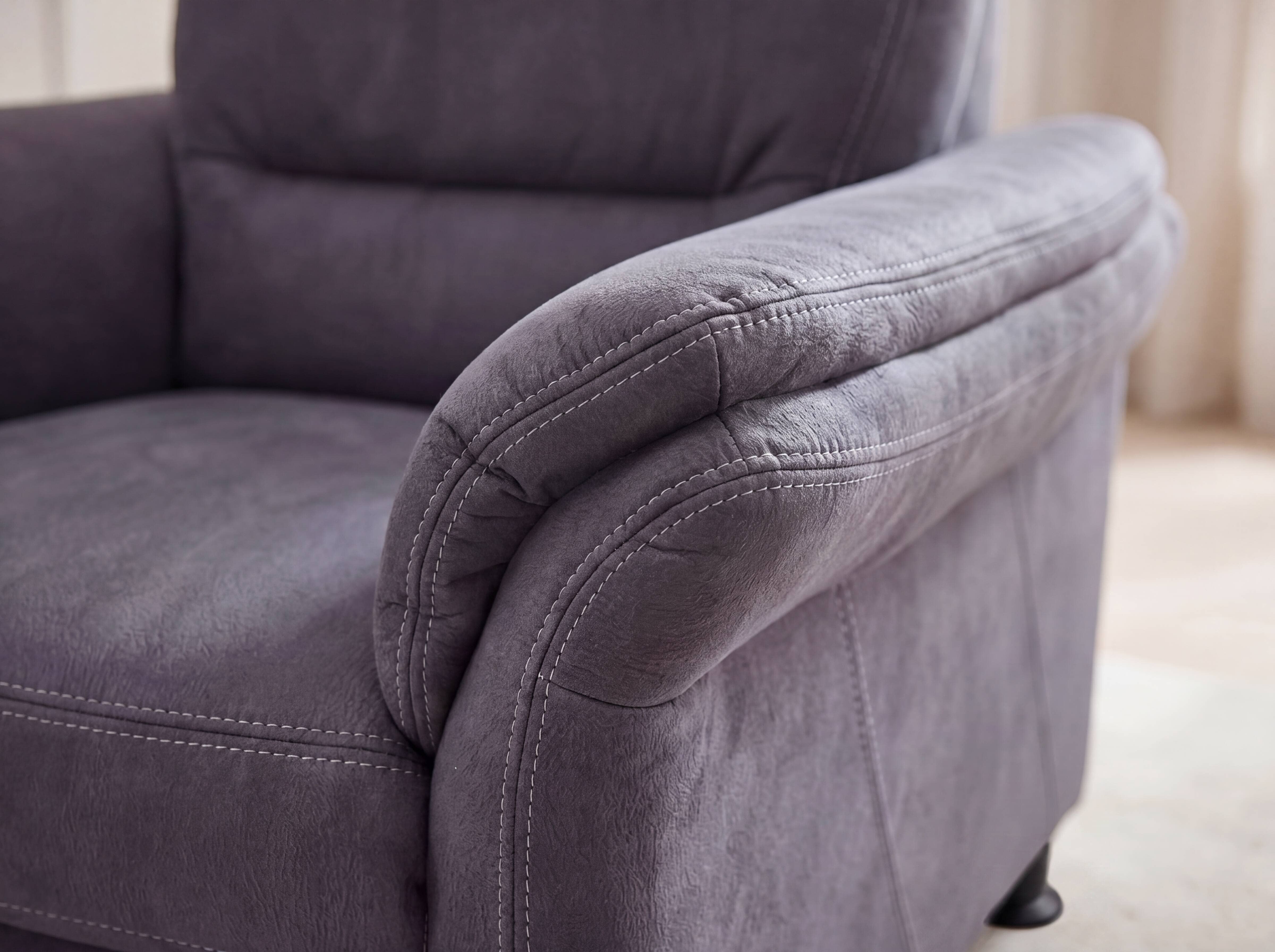 Ecksofa Kabs Polsterwelt mit grauem Stoffbezug, breiter gepolsterter Armlehne und sichtbarer Naht