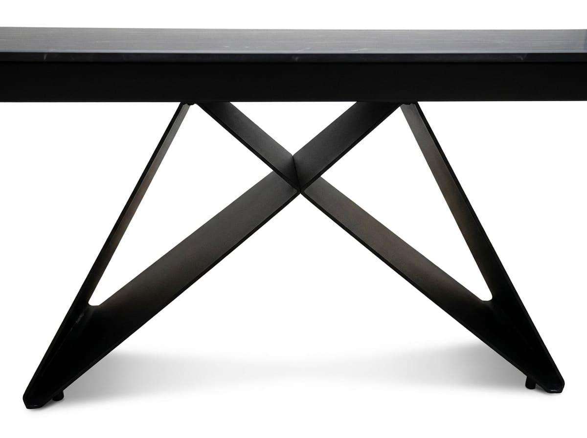 Esstisch Kabs, rechteckige schwarze Tischplatte mit schwarzem Kreuzgestell aus Metall.