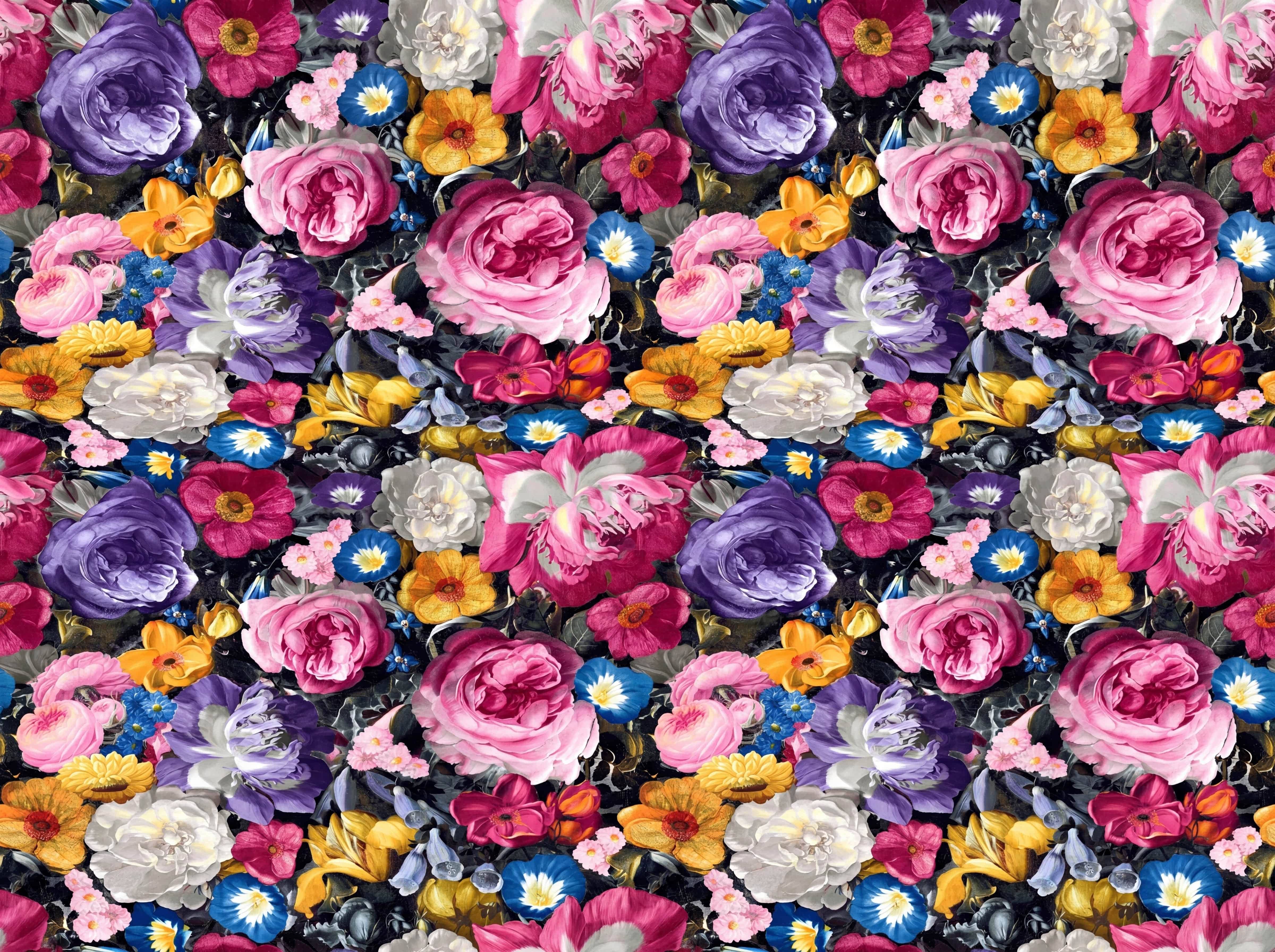 Bunter Dekostoff mit großflächigem Blumenmuster in Pink, Lila, Gelb, Blau und Weiß