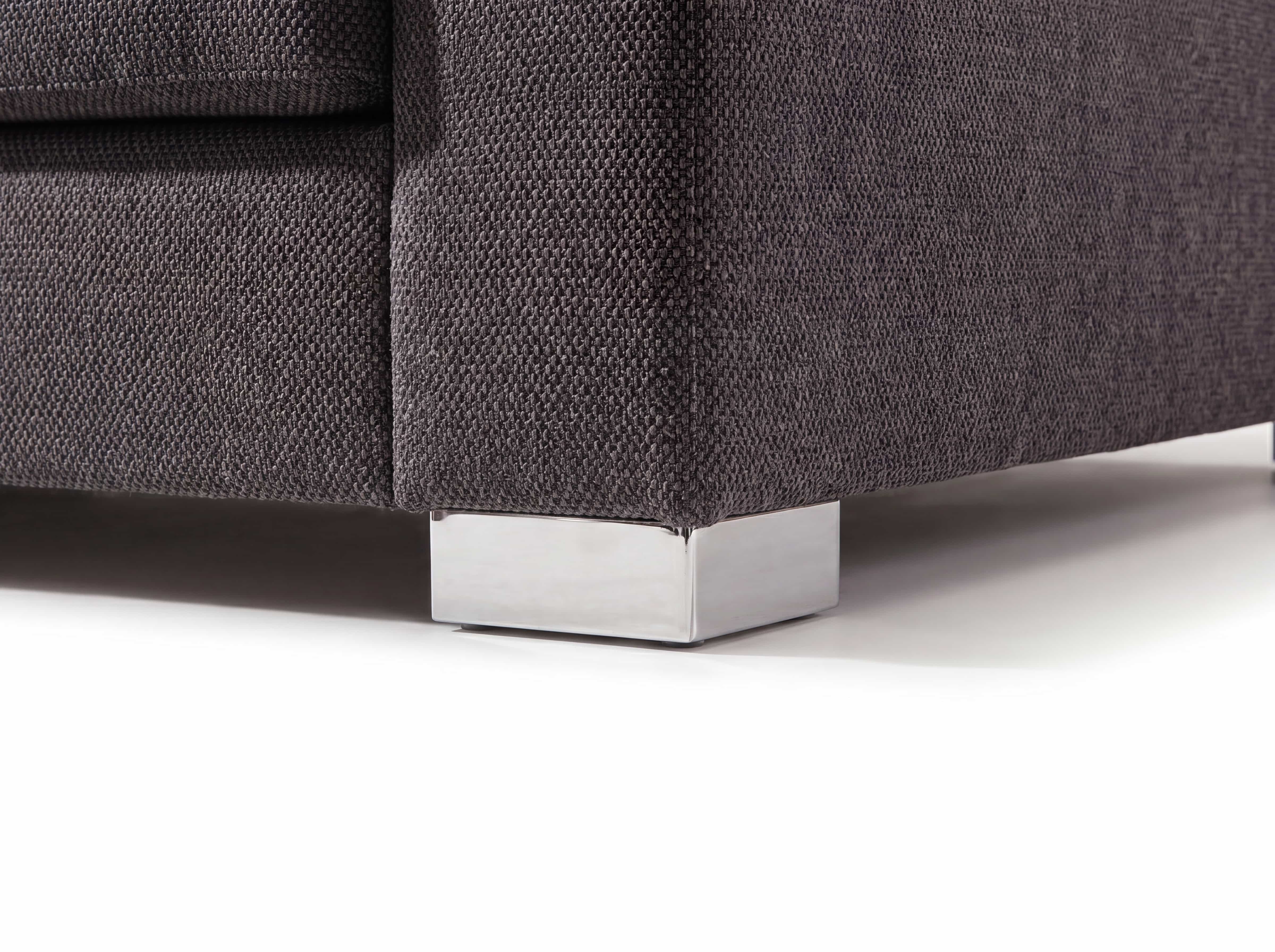 Ecksofa mit dunkelgrauem Stoffbezug und eckigen Metallfüßen, Detailansicht der unteren Ecke