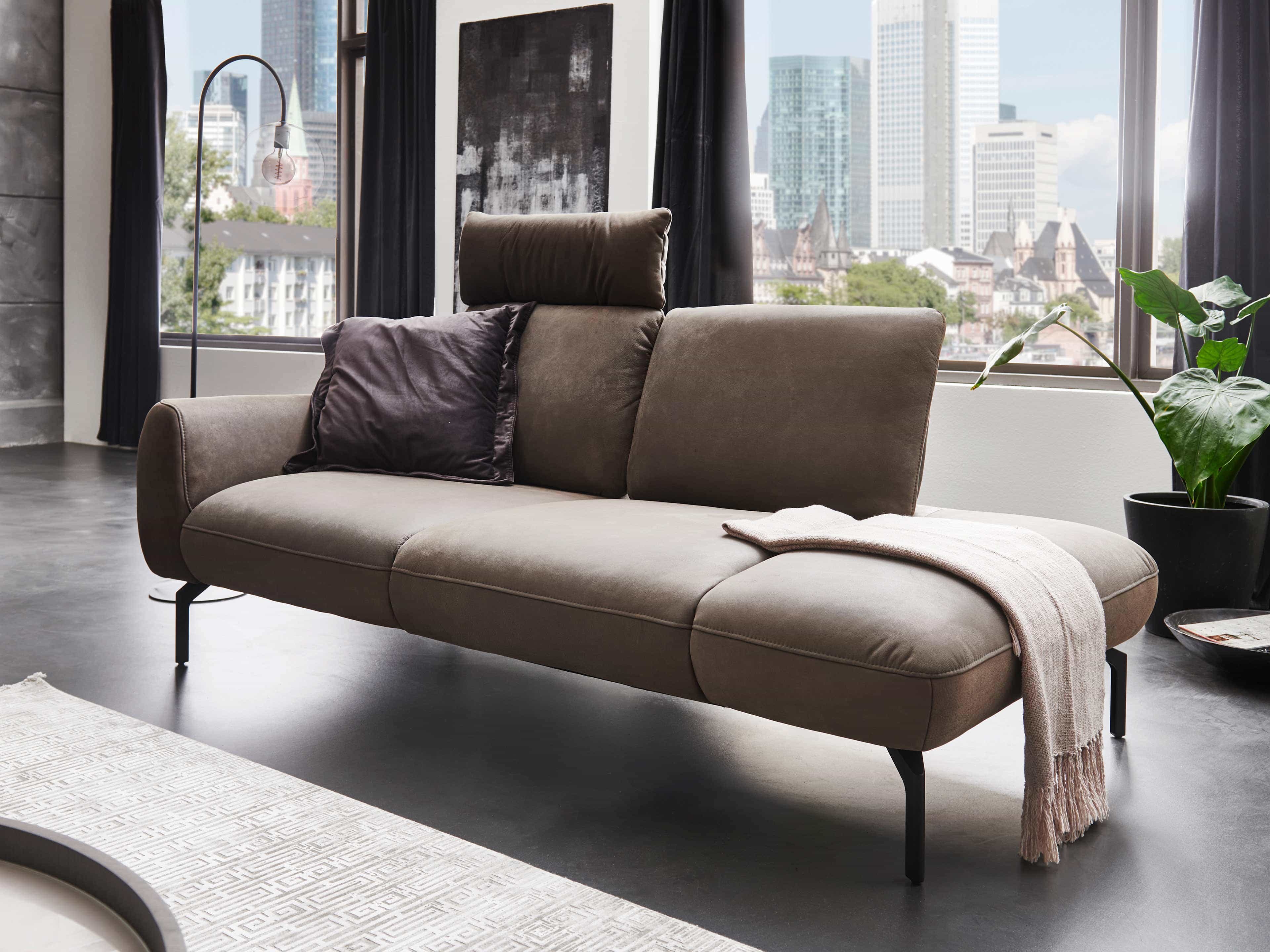 3-Sitzer Sofa mit braunem Stoffbezug, zwei Armlehnen, schwarzem Gestell und höhenverstellbarem Kopfteil