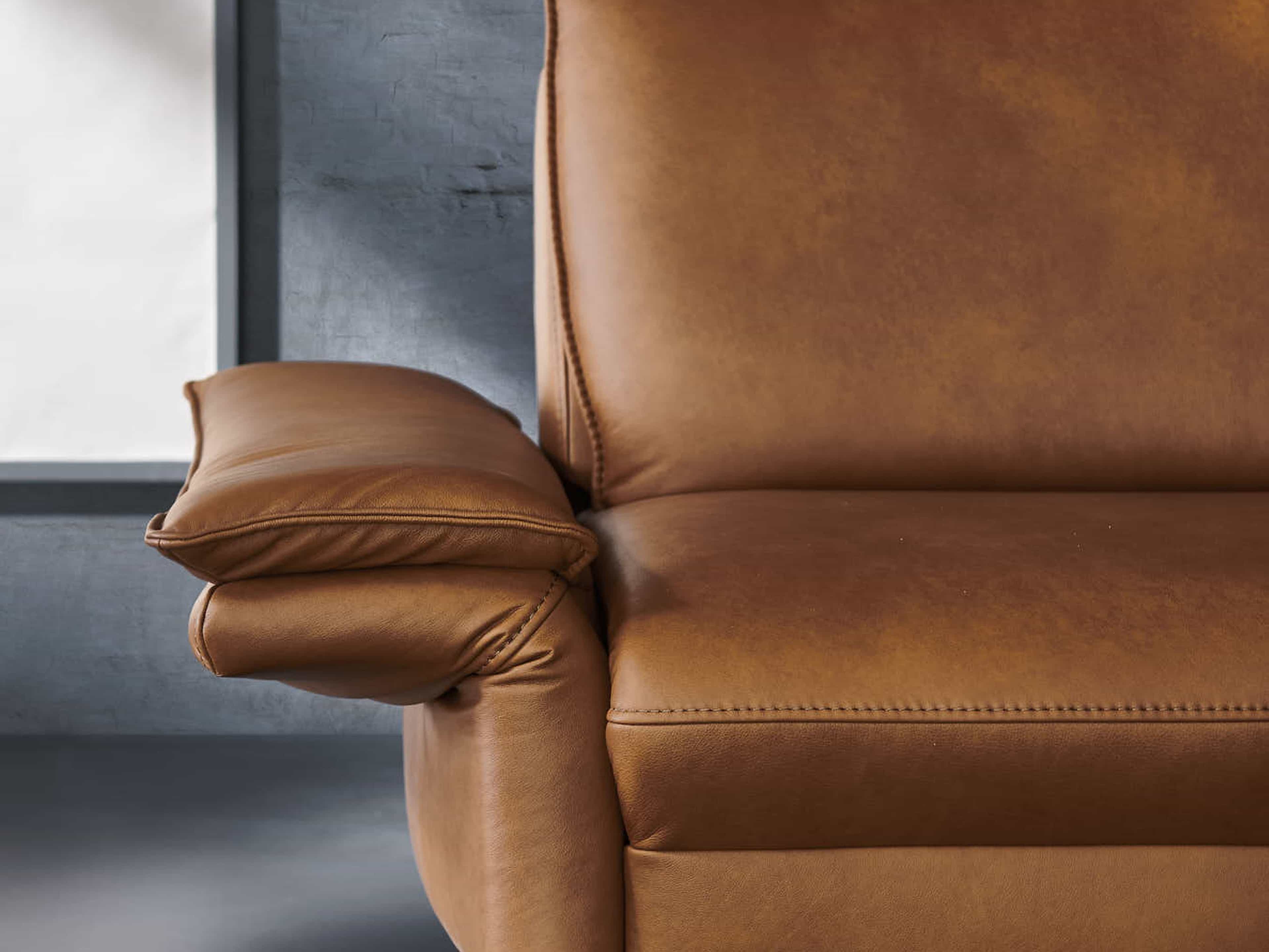 Teilleder-Sofa Pescara mit verstellbarer Armlehne in Cognacbraun, gepolstert, Nahaufnahme