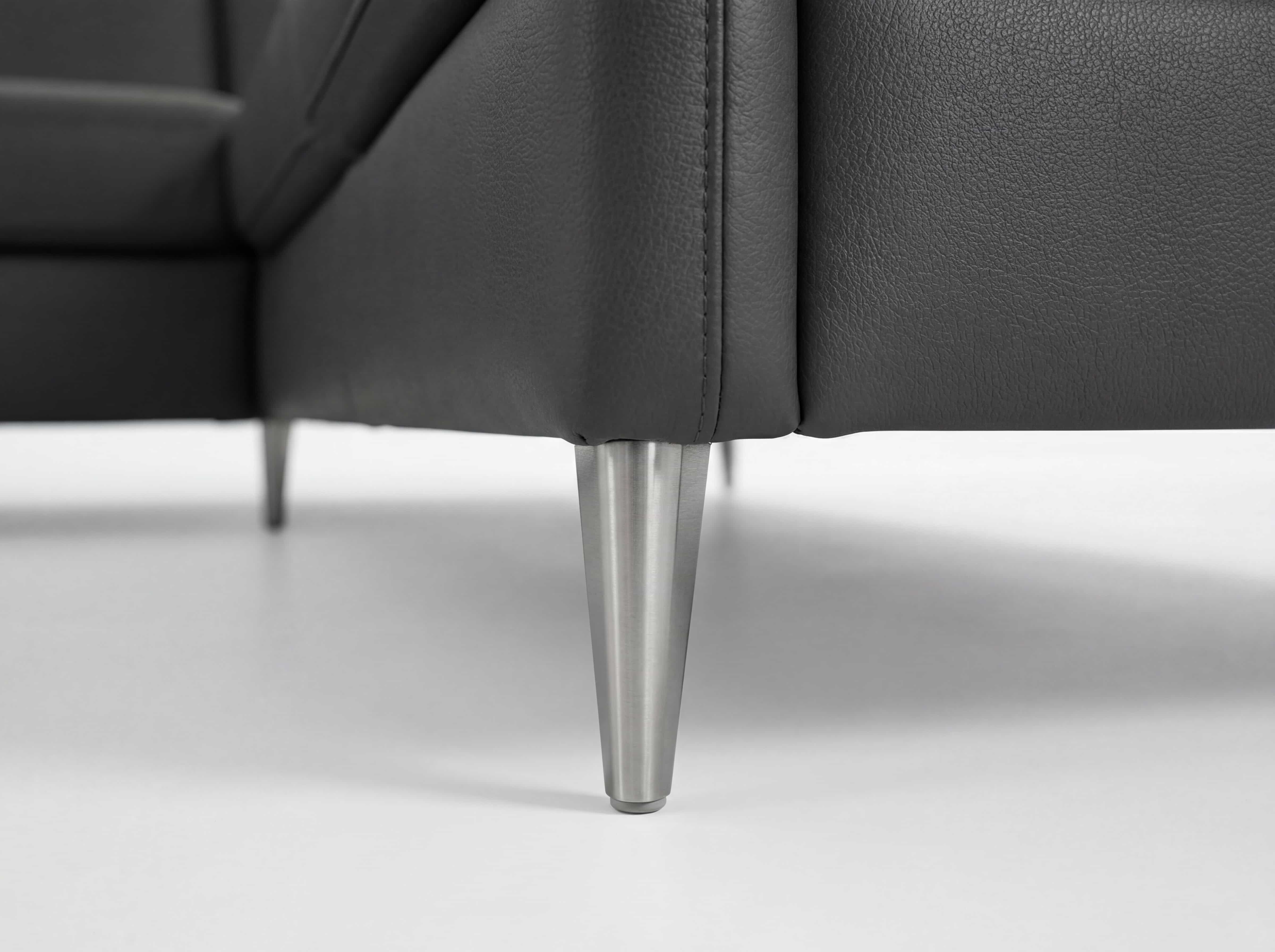 Ecksofa mit anthrazitfarbenem Lederbezug und konischen Metallfüßen in Edelstahloptik, Nahaufnahme