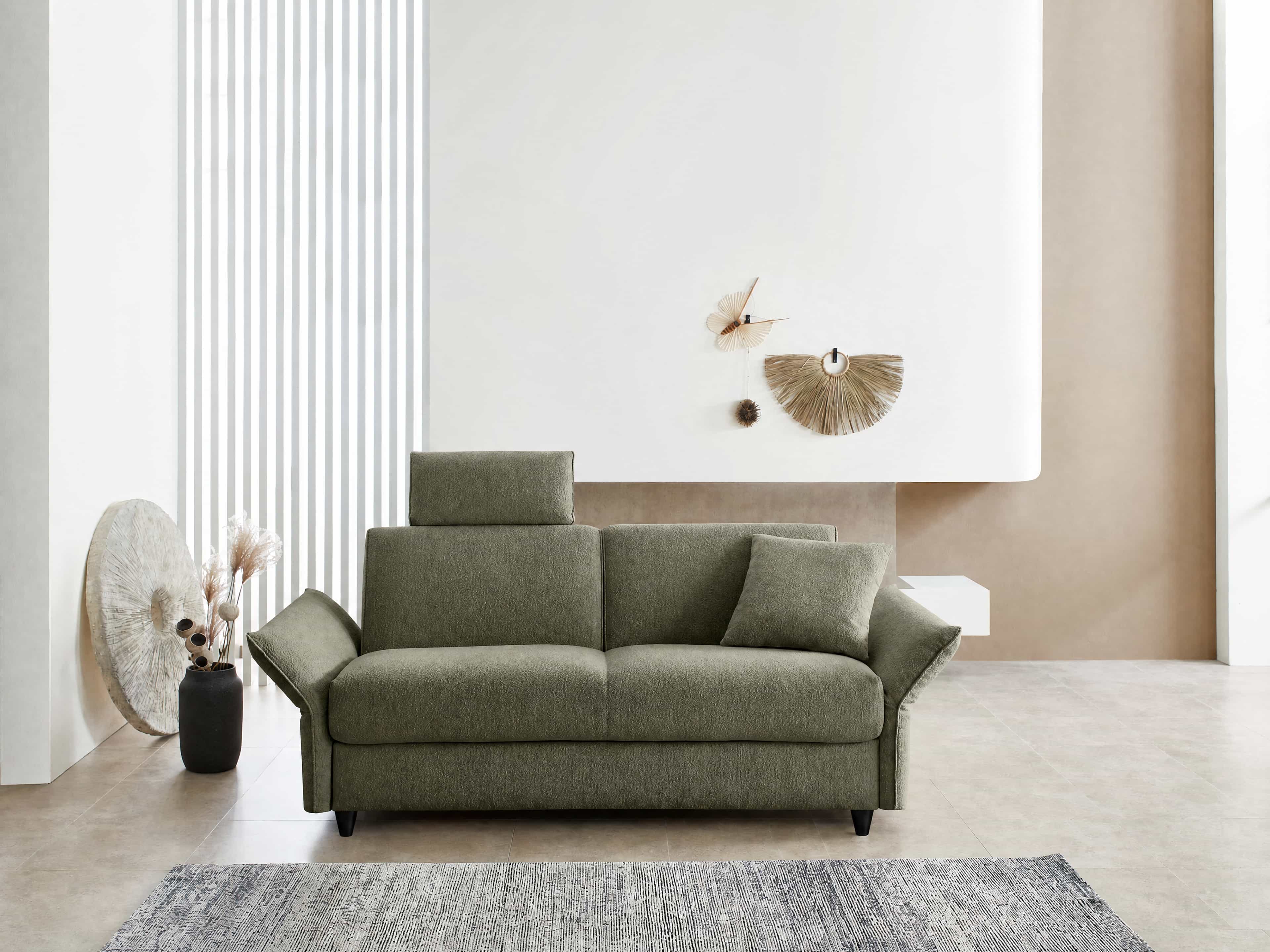 2-Sitzer Sofa in Olivgrün mit Stoffbezug, verstellbaren Armlehnen, Kopfstütze und Kissen