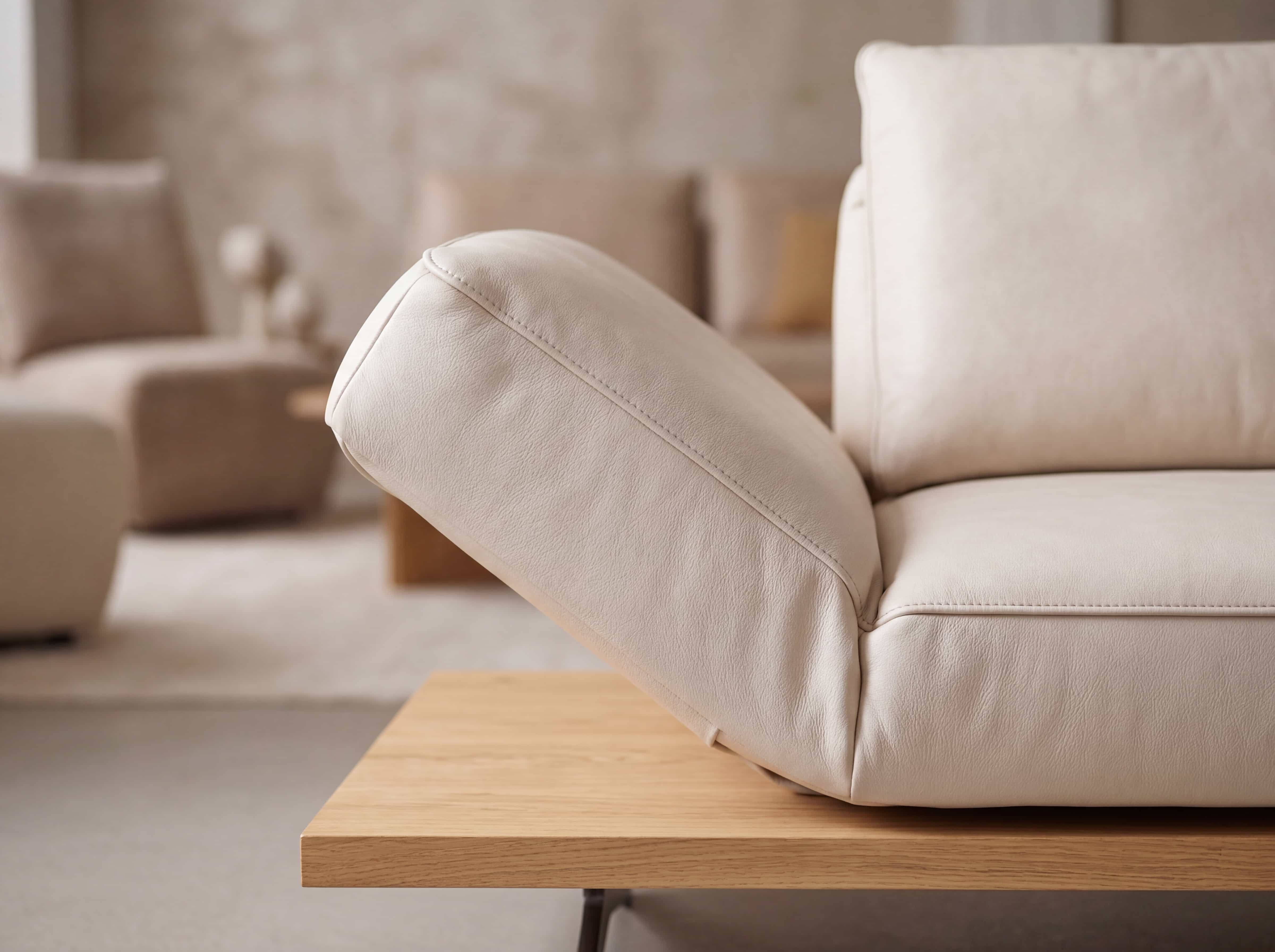 Ecksofa mit beigem Lederbezug, verstellbarer Armlehne und Ablage aus hellem Holz auf Metallgestell