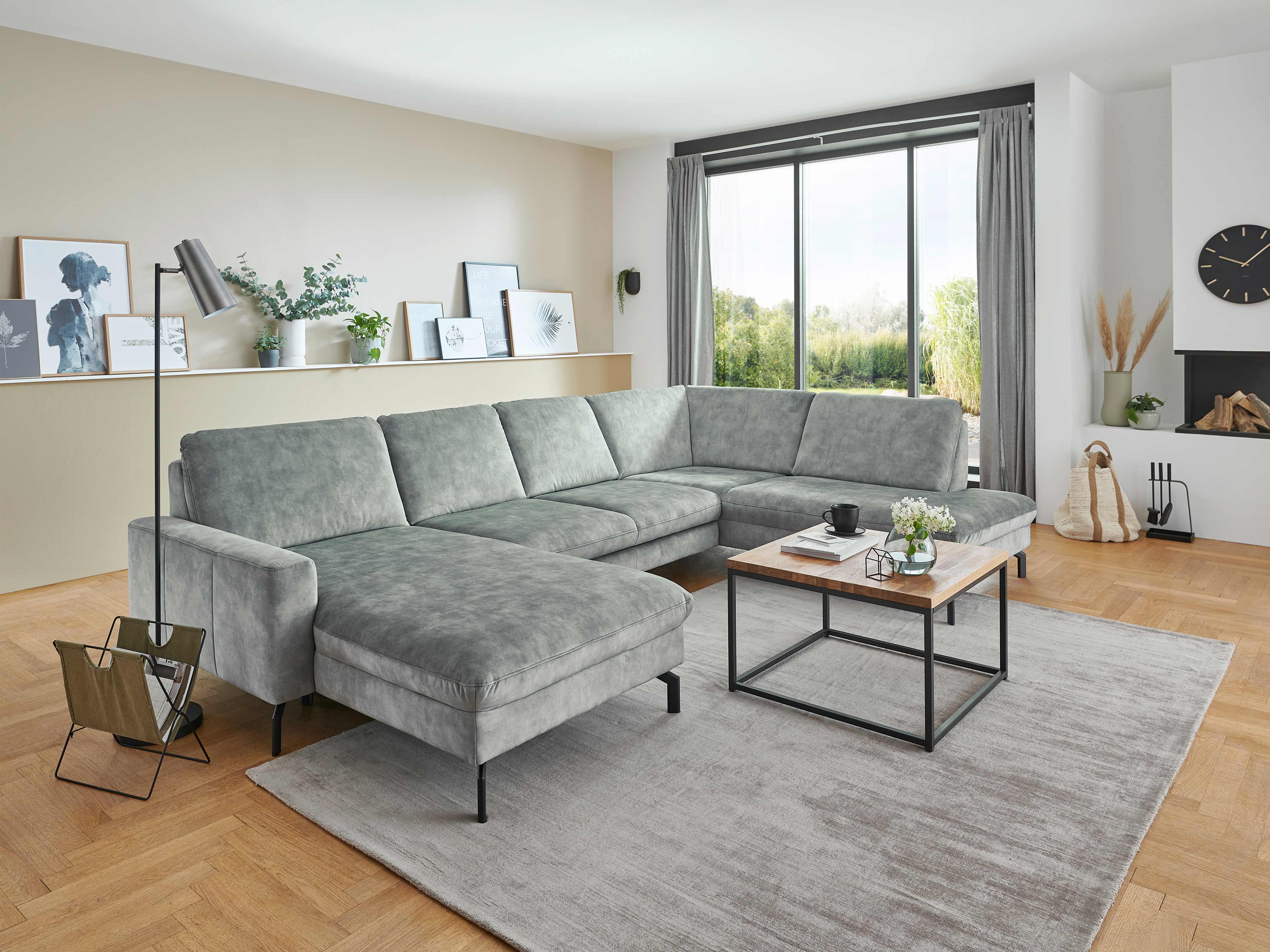 Ecksofa Kabs Polsterwelt mit grauem Stoffbezug, gepolsterter Sitzfläche und schwarzen Metallfüßen