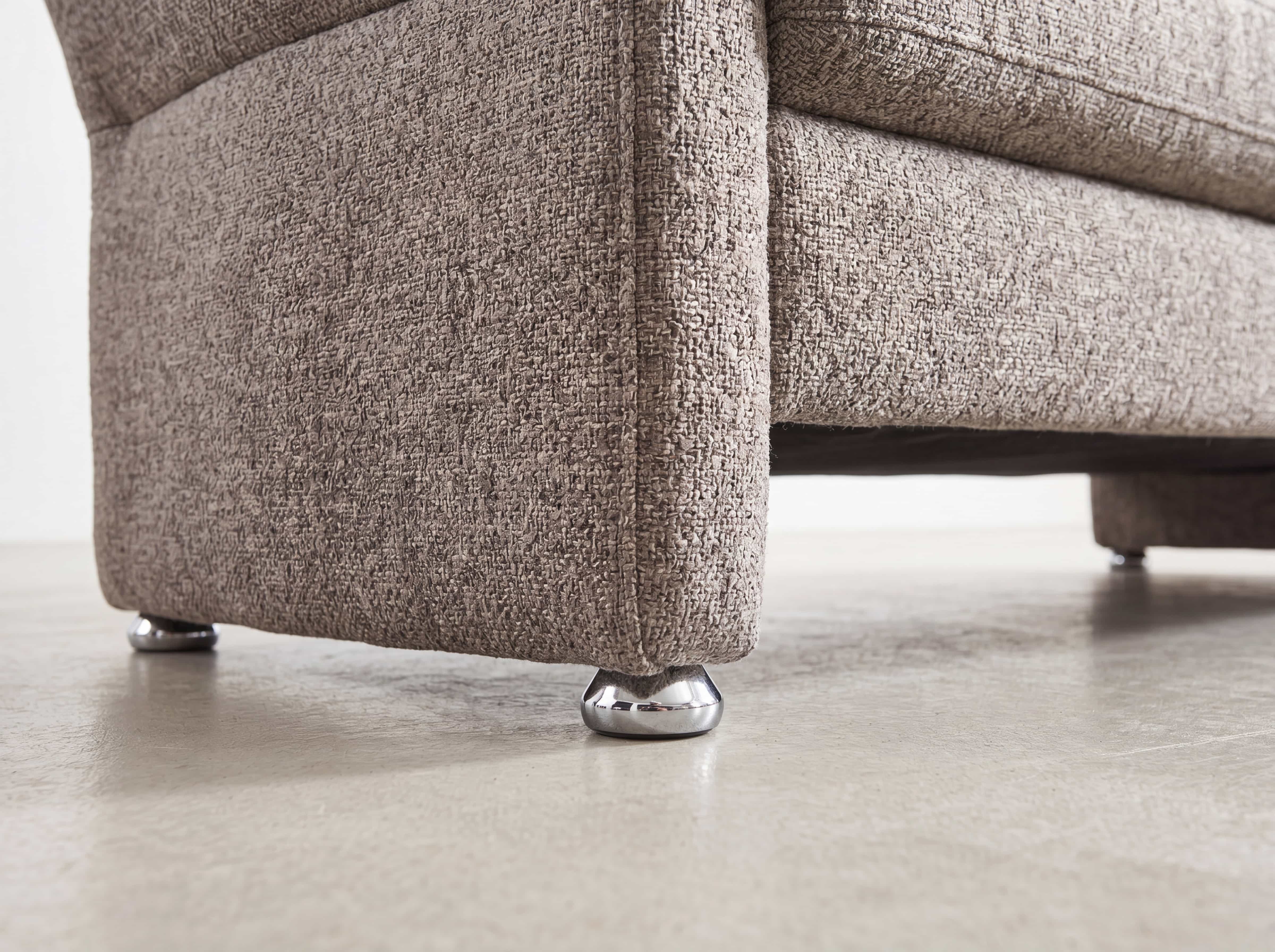 Einzelsofa Pirona – Detailansicht des braunen Strukturbezugs mit runden Metallfüßen