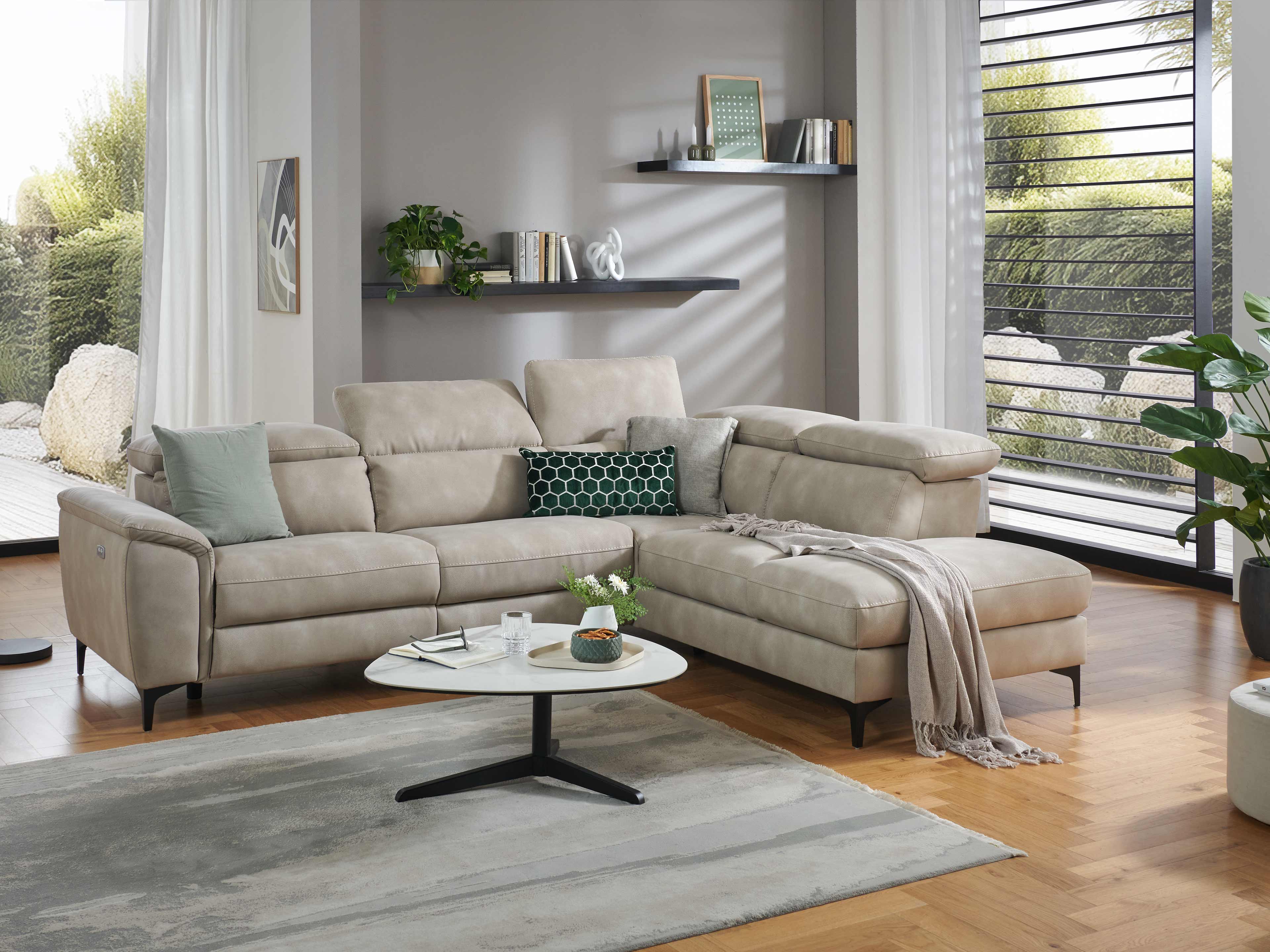 Ecksofa Kabs mit beigefarbenem Lederbezug, breiten Armlehnen, Kopfstützen und schwarzen Füßen