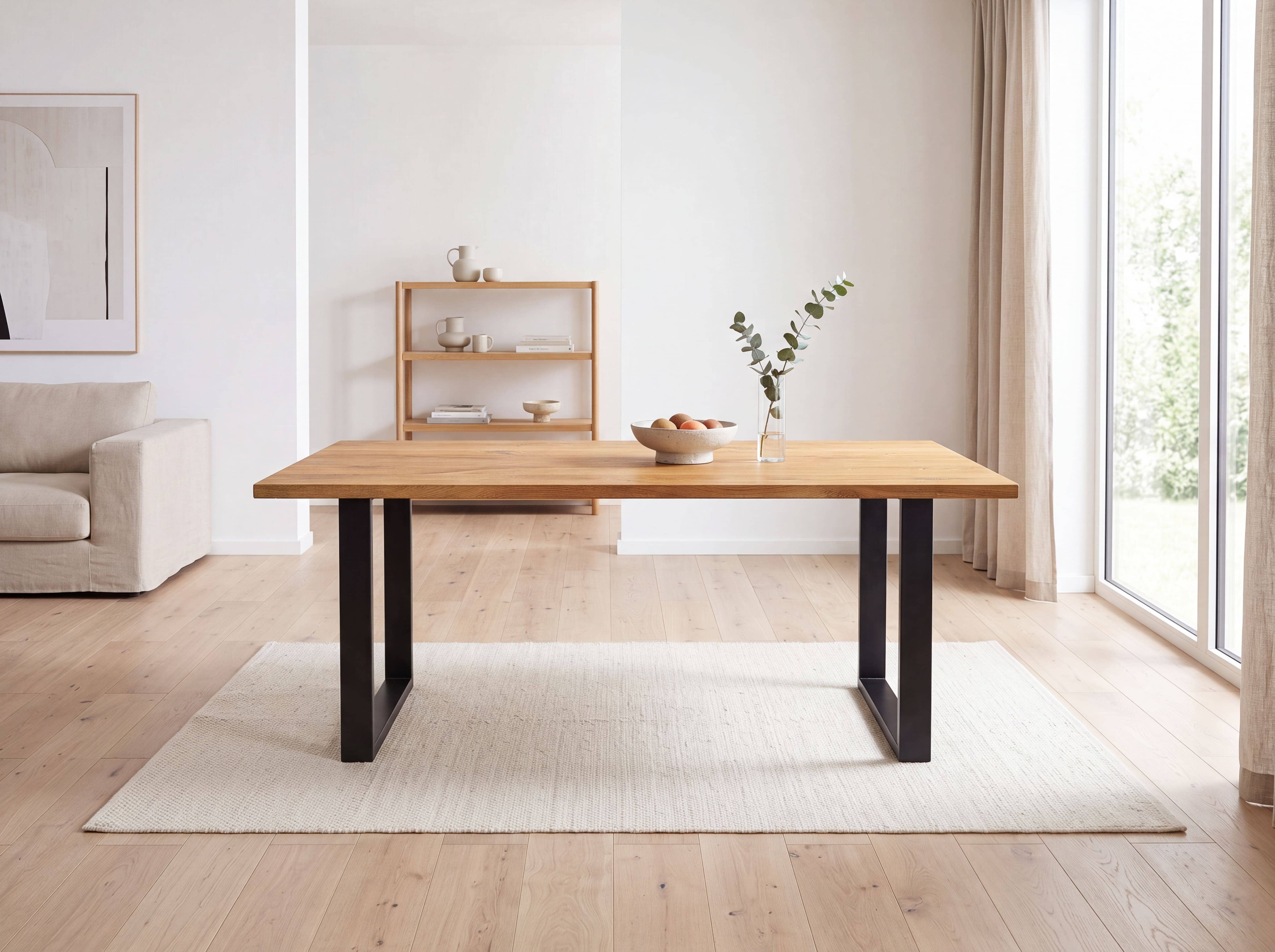 Esstisch mit rechteckiger Holzplatte in Naturfarbe und schwarzem Metallgestell auf Teppich