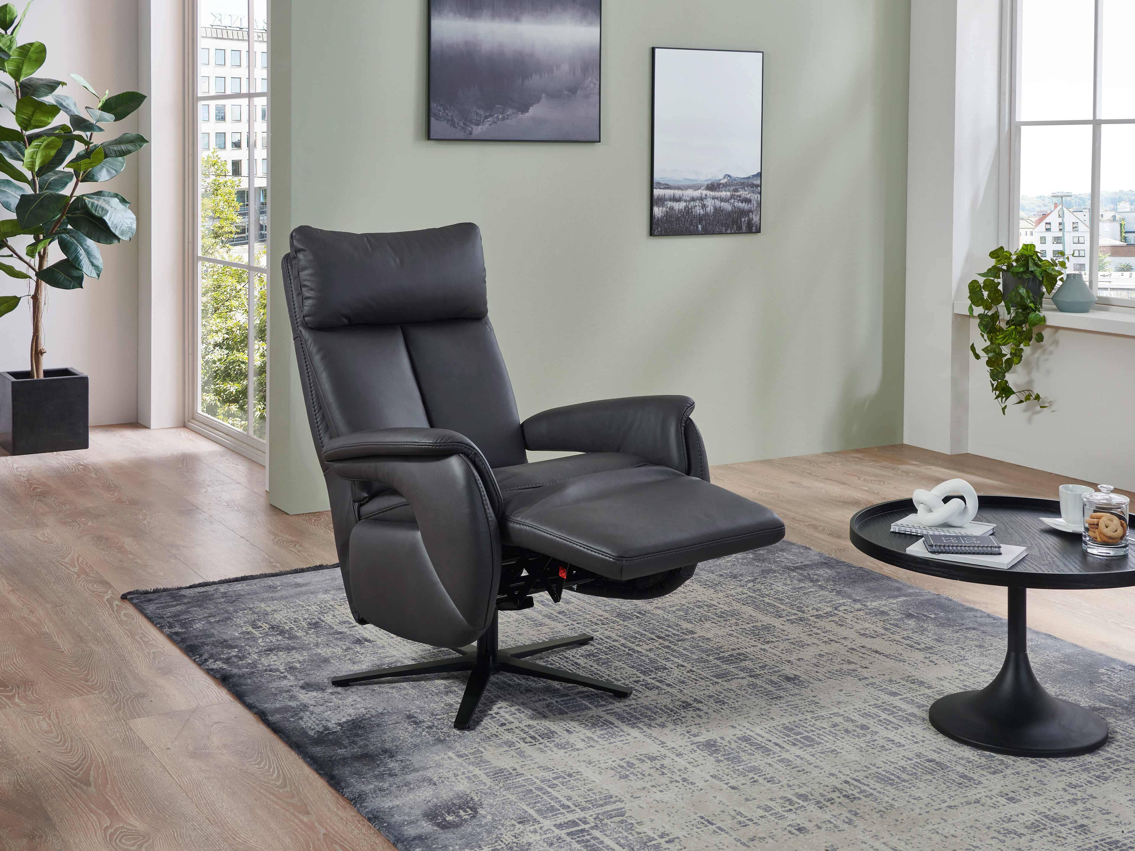 Relaxsessel mit Fußstütze, bezogen mit grauem Leder, gepolsterte Rückenlehne, schwarze Drehbasis
