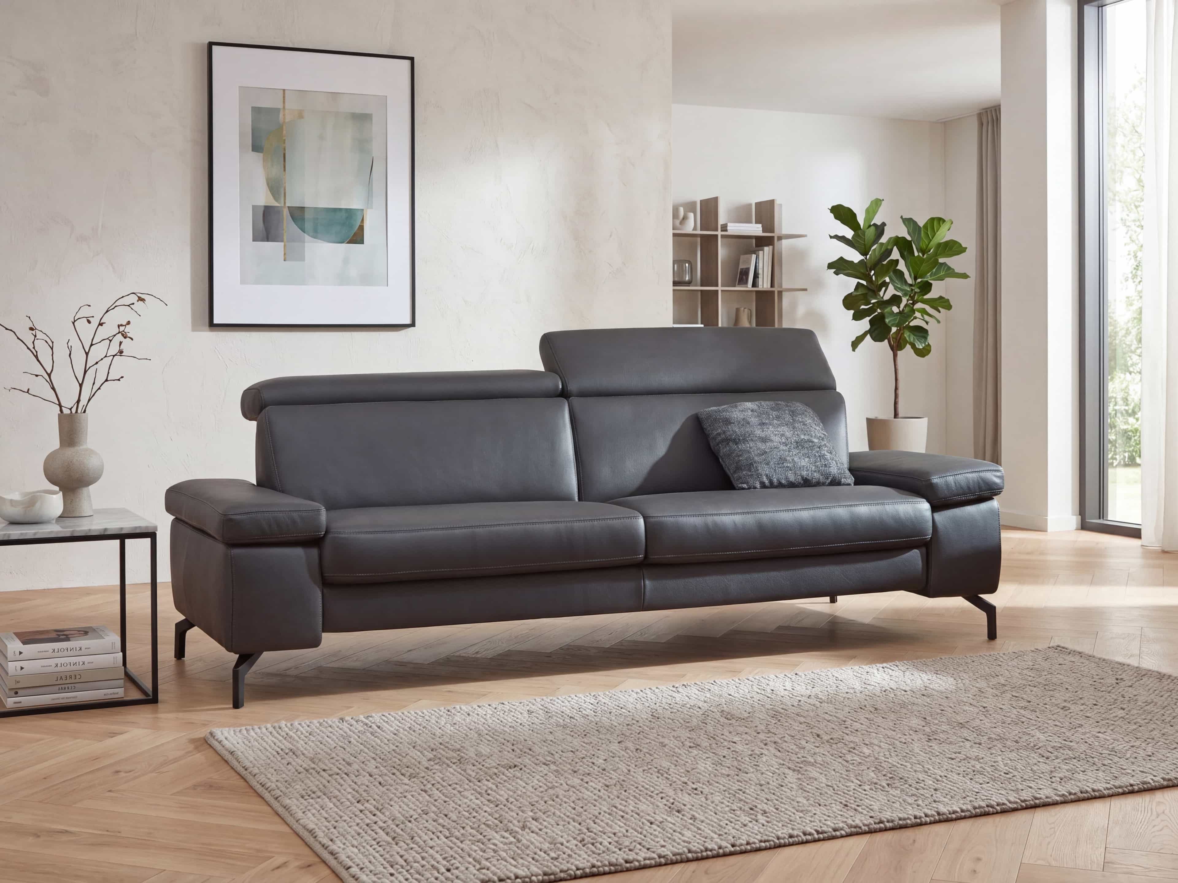 3-Sitzer Ledersofa Dallas in Dunkelgrau mit verstellbaren Kopfstützen und schwarzen Metallfüßen