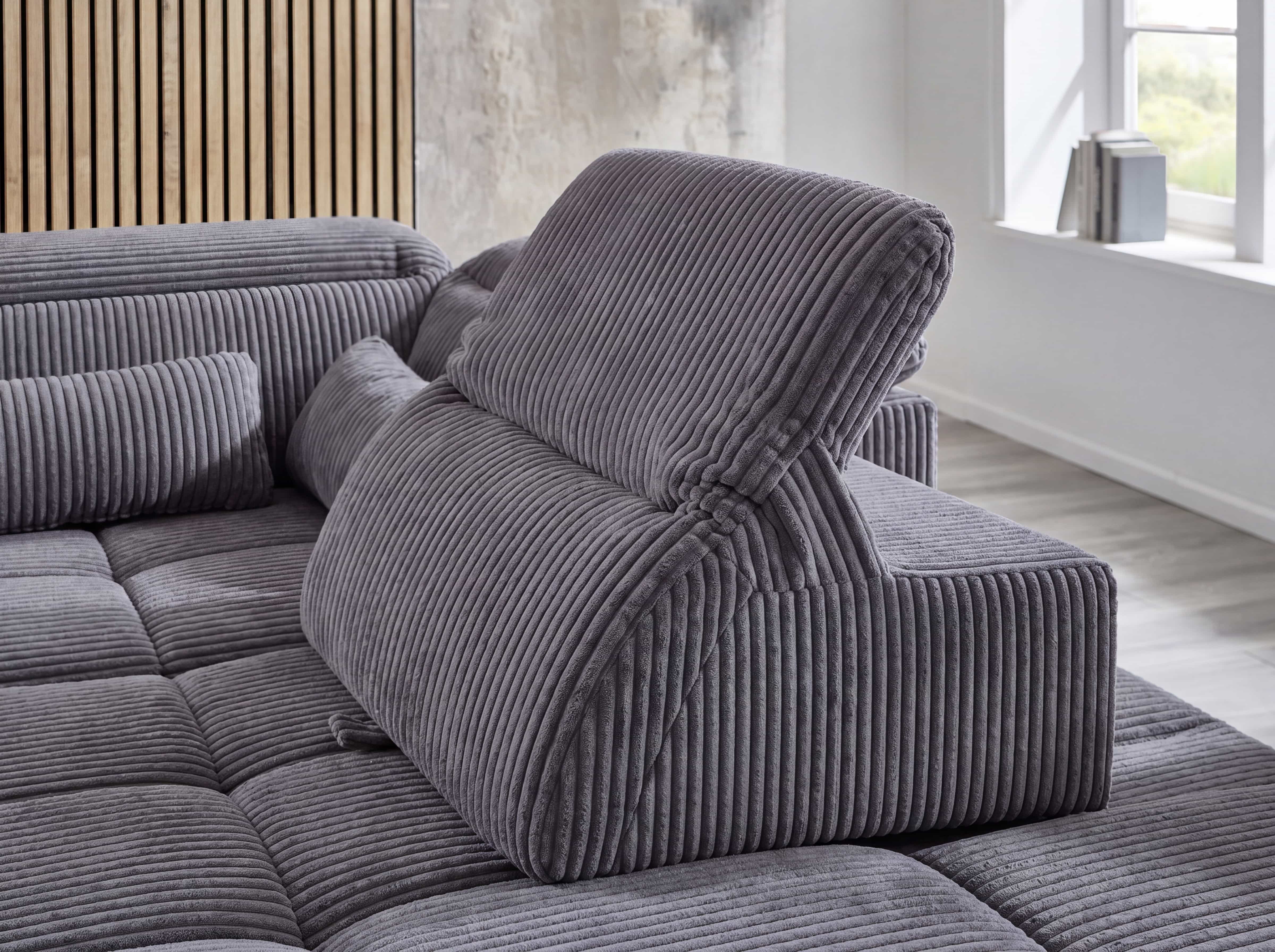 Ecksofa Ribcord mit verstellbarer Kopfstütze, gepolstertem Stoffbezug in Grau und sichtbarer Steppung