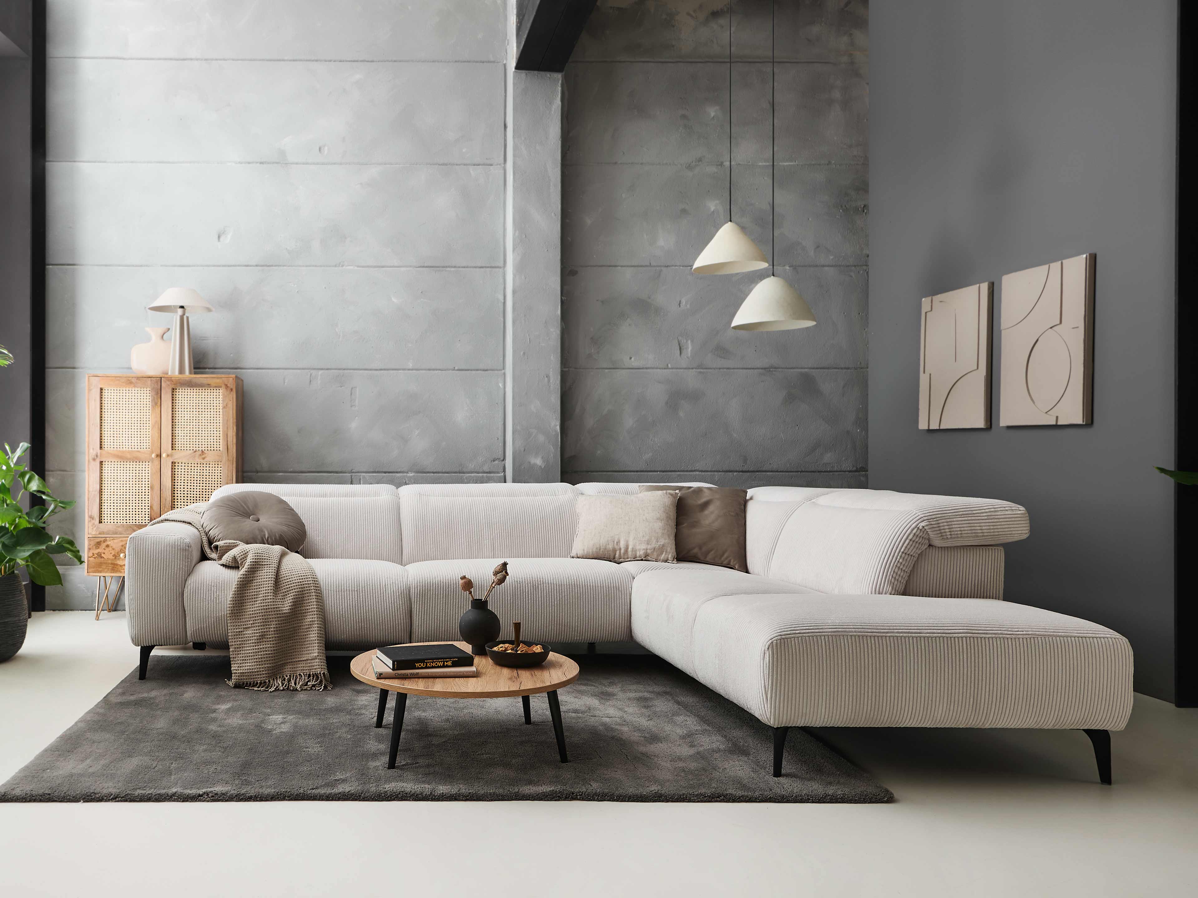 Ecksofa Kabs mit hellem, geripptem Stoffbezug, L-Form, schwarzen Füßen und breiten Armlehnen