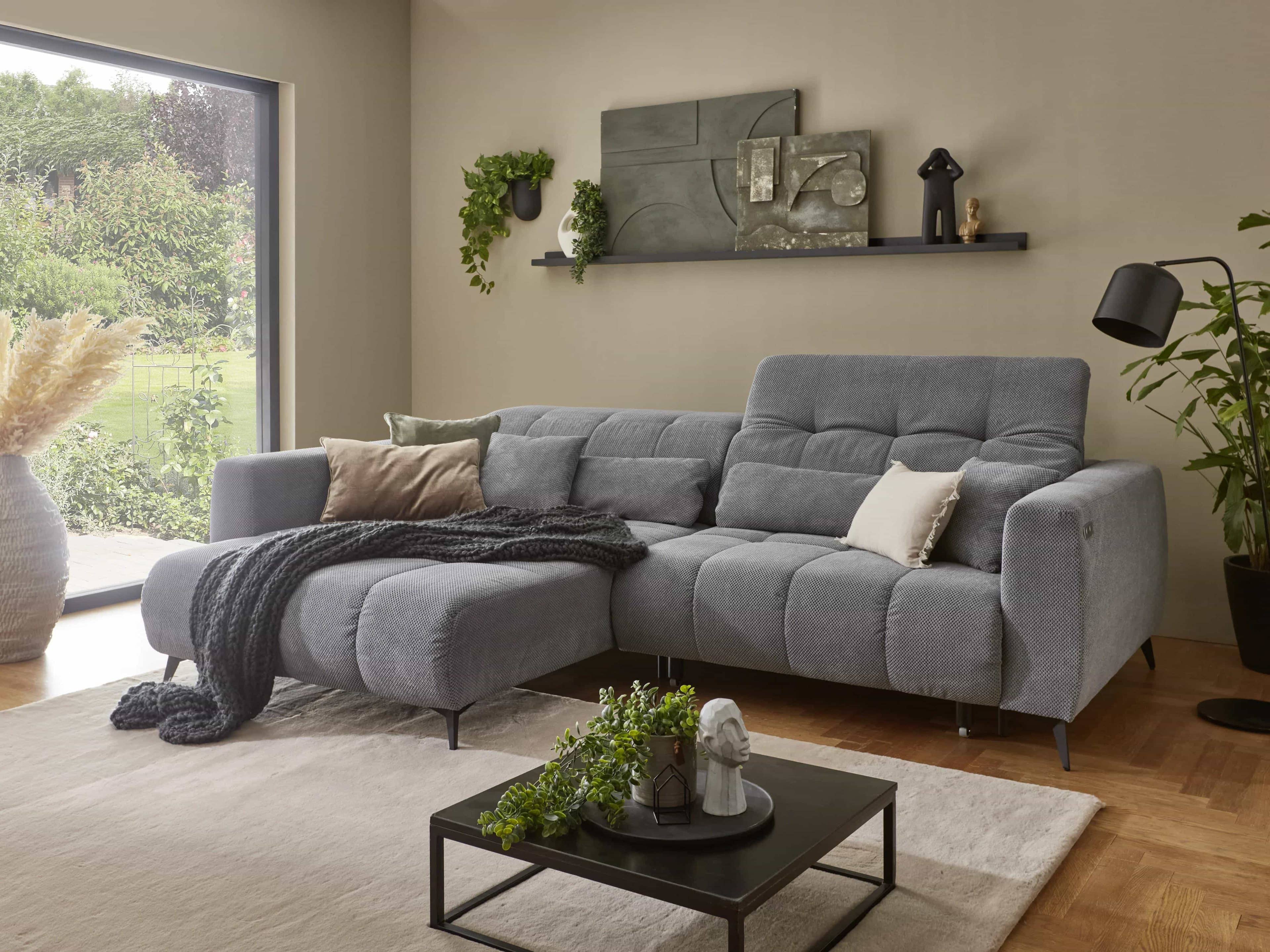Ecksofa Sirius mit hellgrauem Stoffbezug, gesteppter Sitzfläche, zwei Armlehnen und Metallfüßen