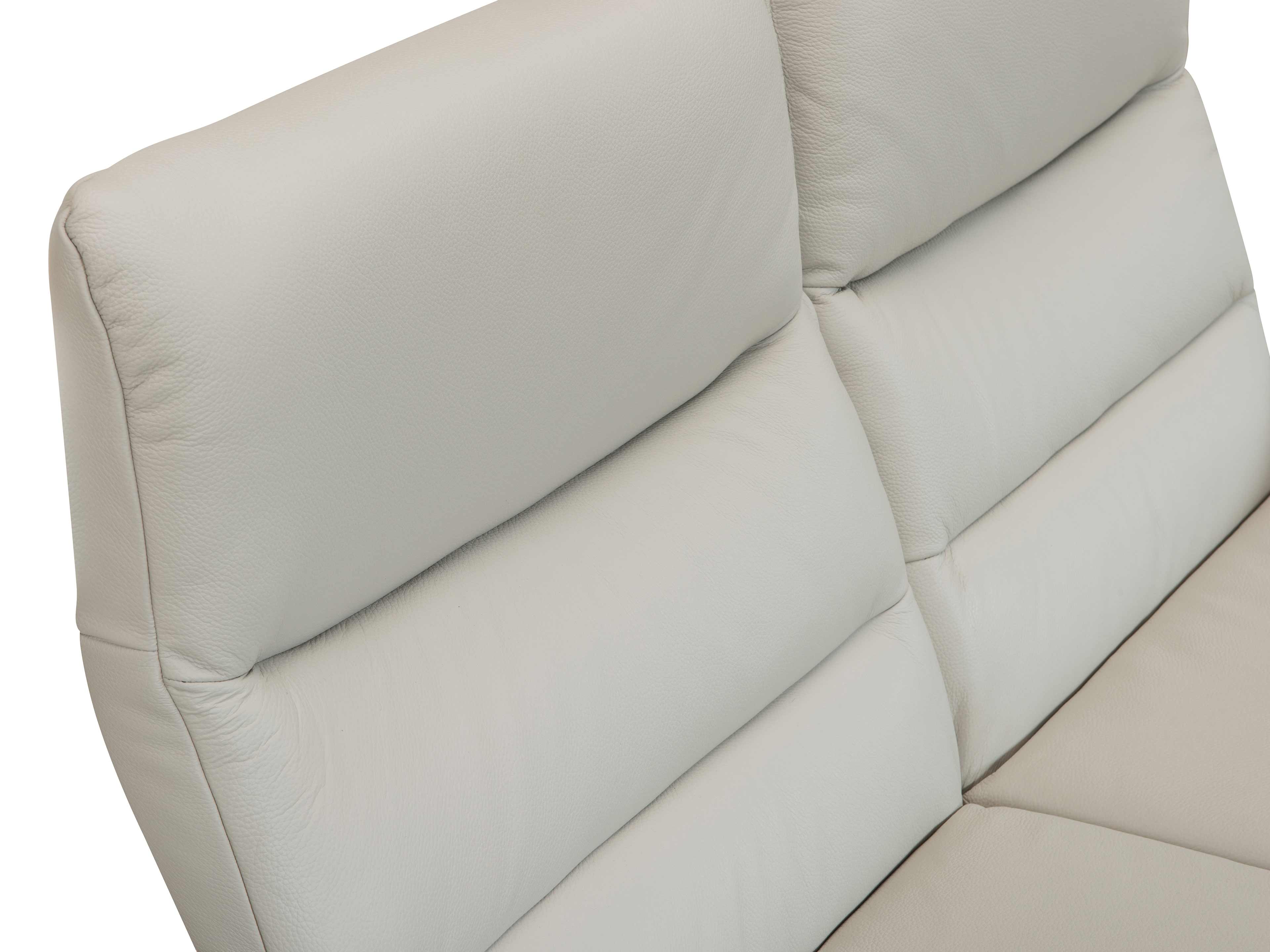 Rückenlehne eines Sofas mit hellgrauem Lederbezug und horizontal abgesetzten Polstersegmenten