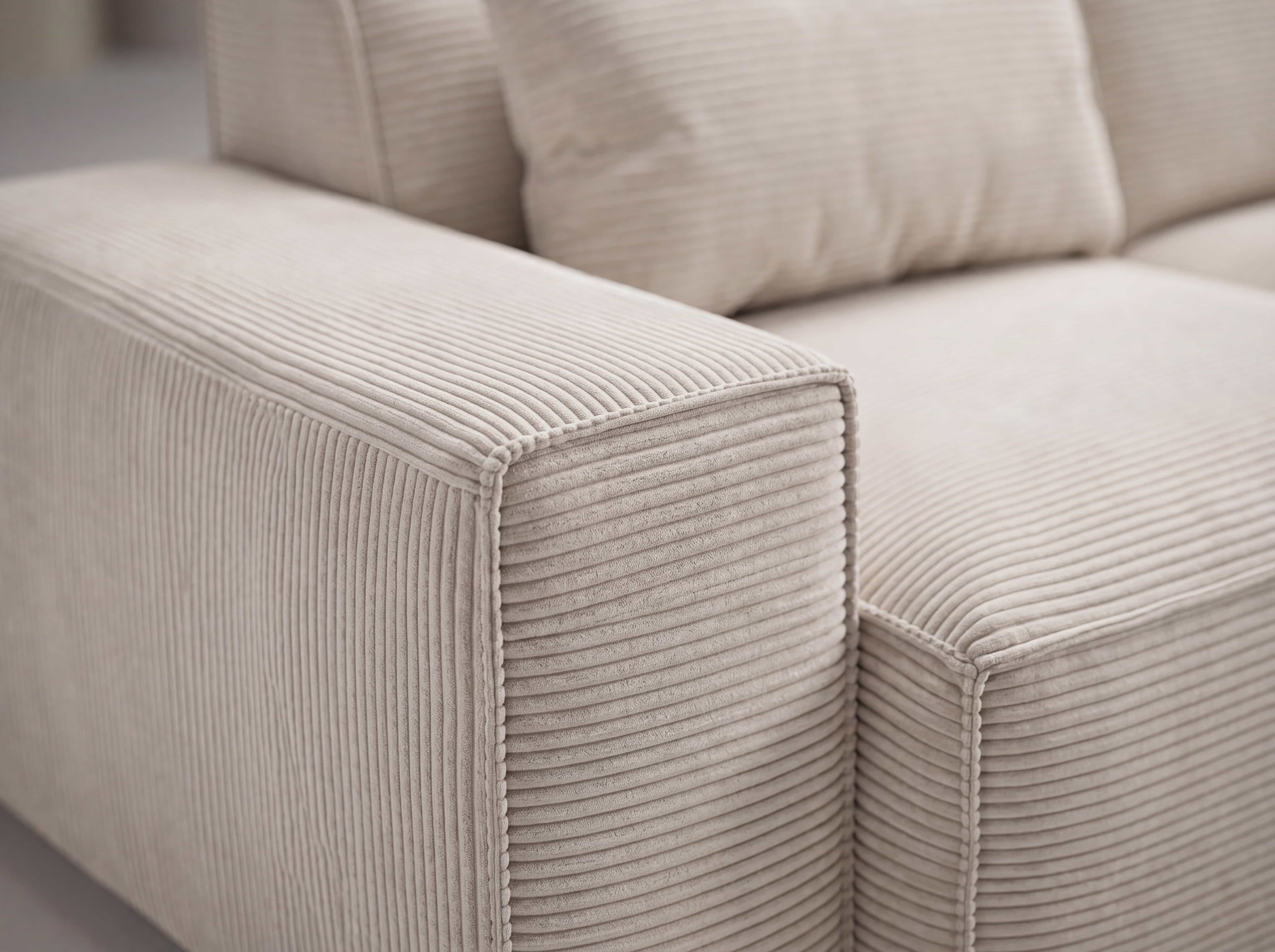 Ecksofa Cord Umea mit breiter Armlehne, beigefarbener Rippenstoff und gepolsterter Sitzfläche