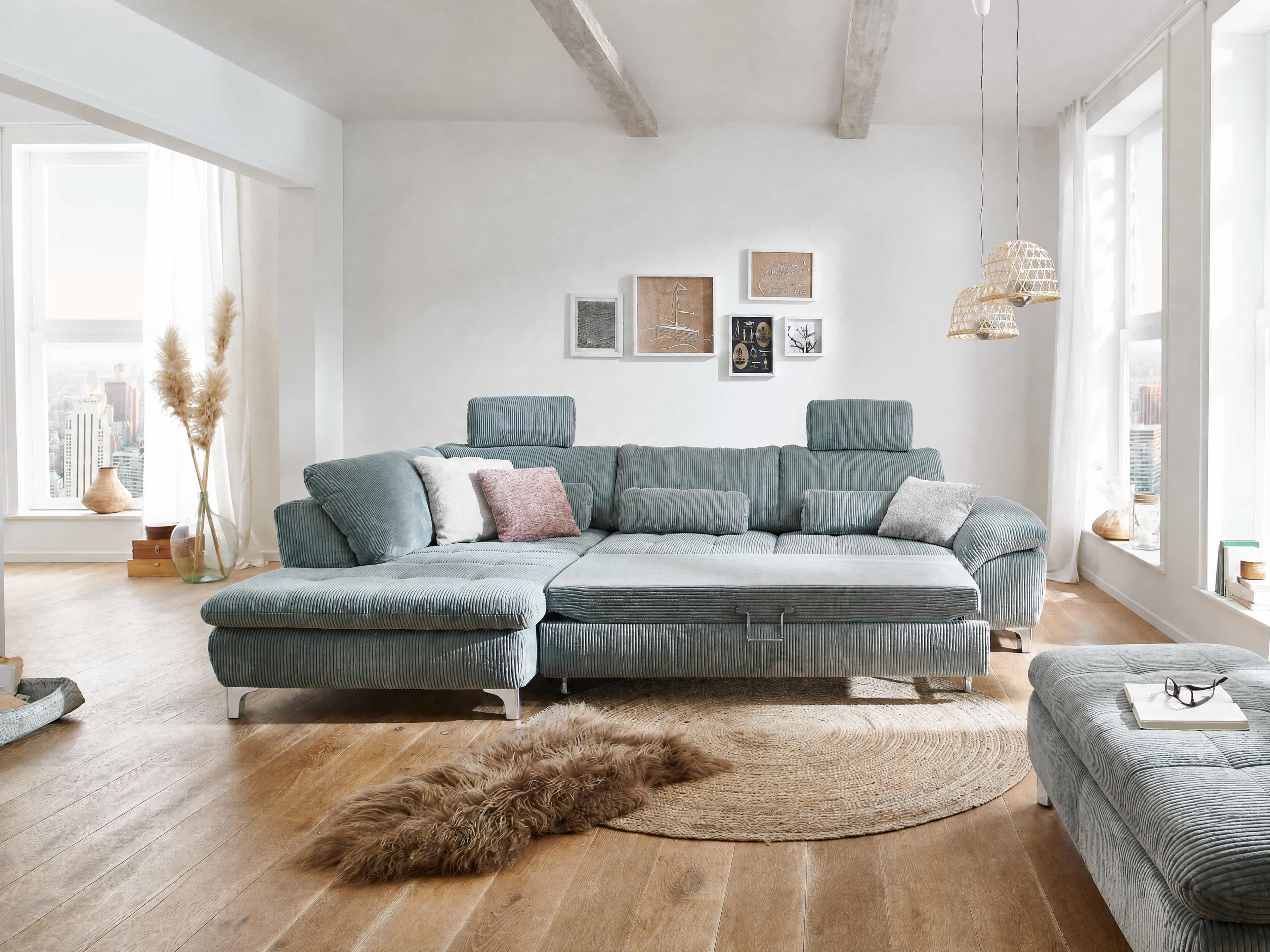 Ecksofa Paulo mit hellblauem Cordbezug, verstellbaren Kopfstützen, Armlehnen und chromfarbenen Füßen