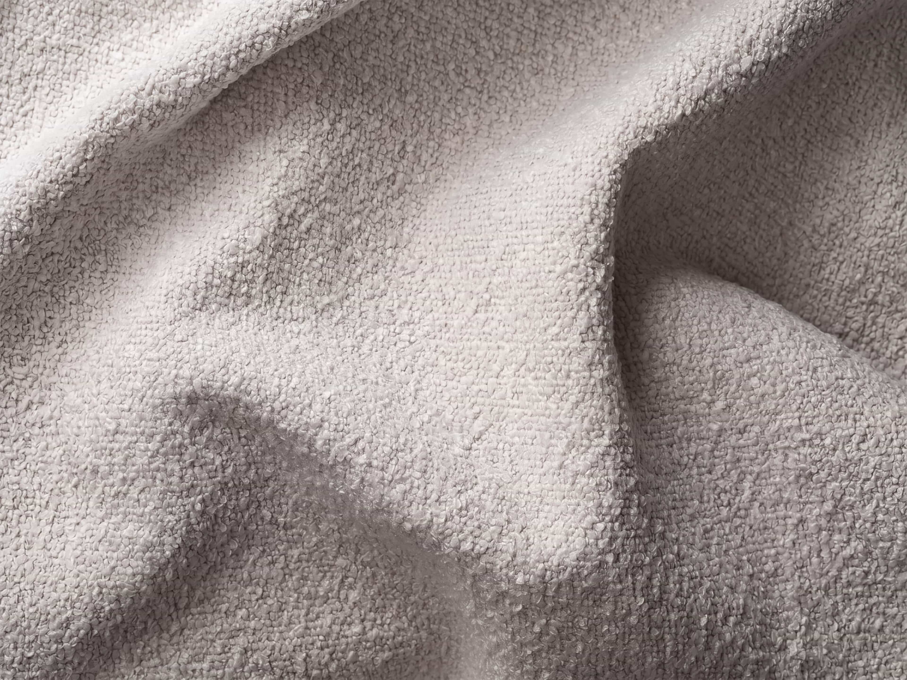 Hellgrauer Bouclé-Stoff mit strukturierter Oberfläche und weicher, leicht unregelmäßiger Webart