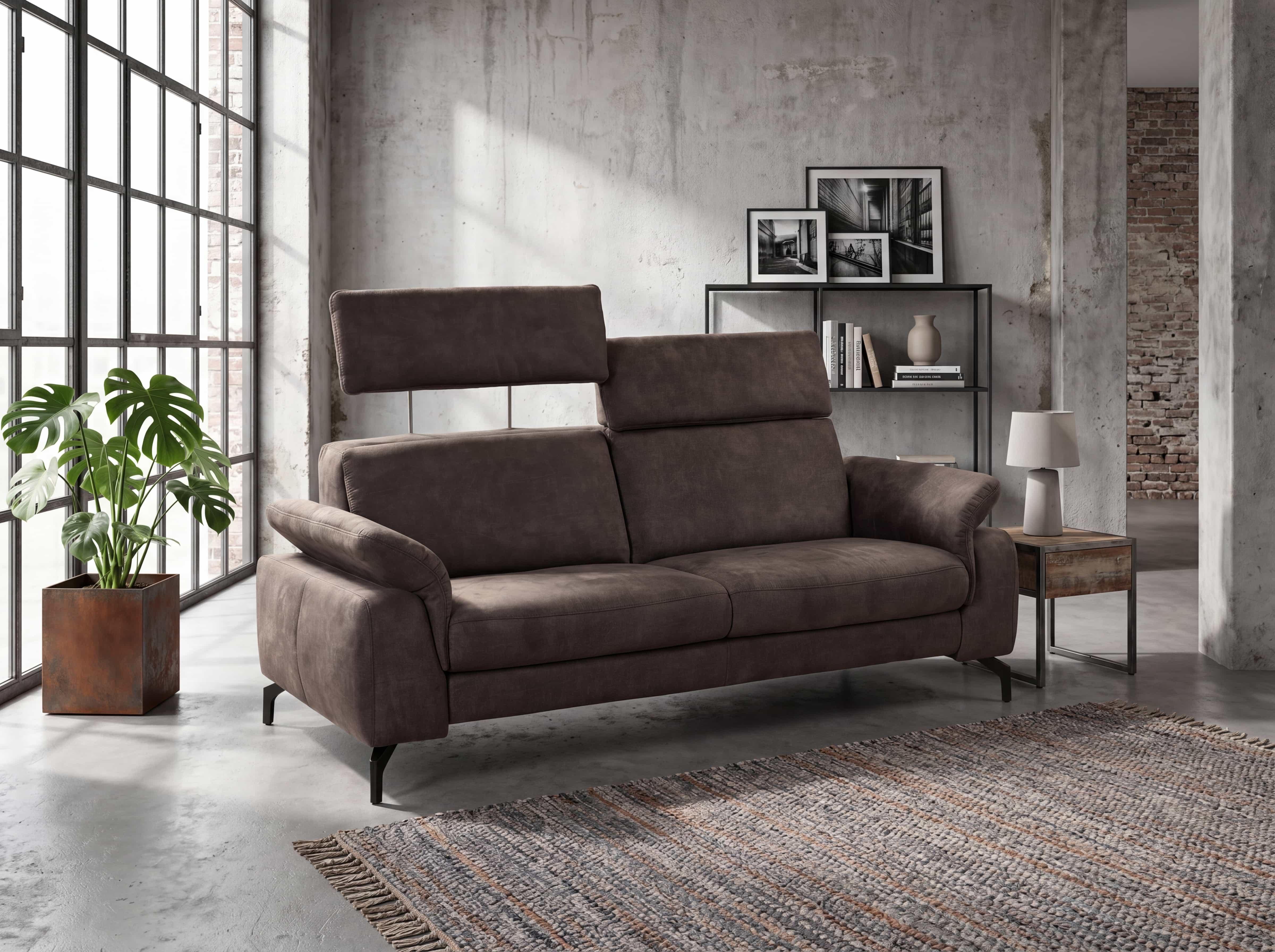 2-Sitzer Sofa Kabs mit braunem Stoffbezug, verstellbaren Kopfstützen und schwarzen Metallfüßen