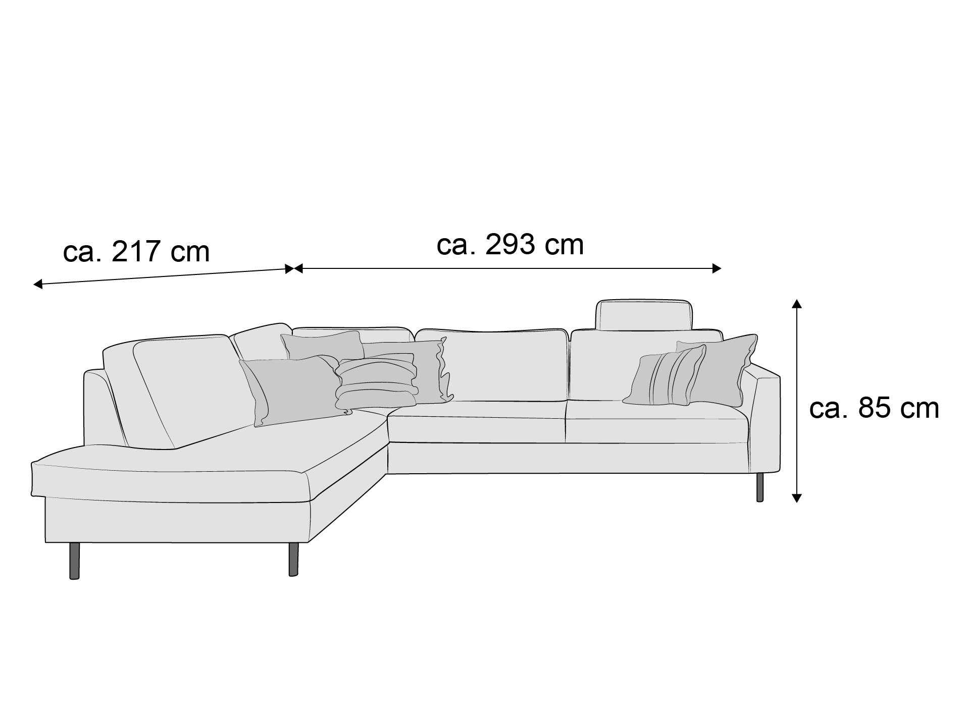 Ecksofa mit Stoffbezug, klaren Linien, sichtbaren Armlehnen, Polsterkissen und schmalen Füßen.