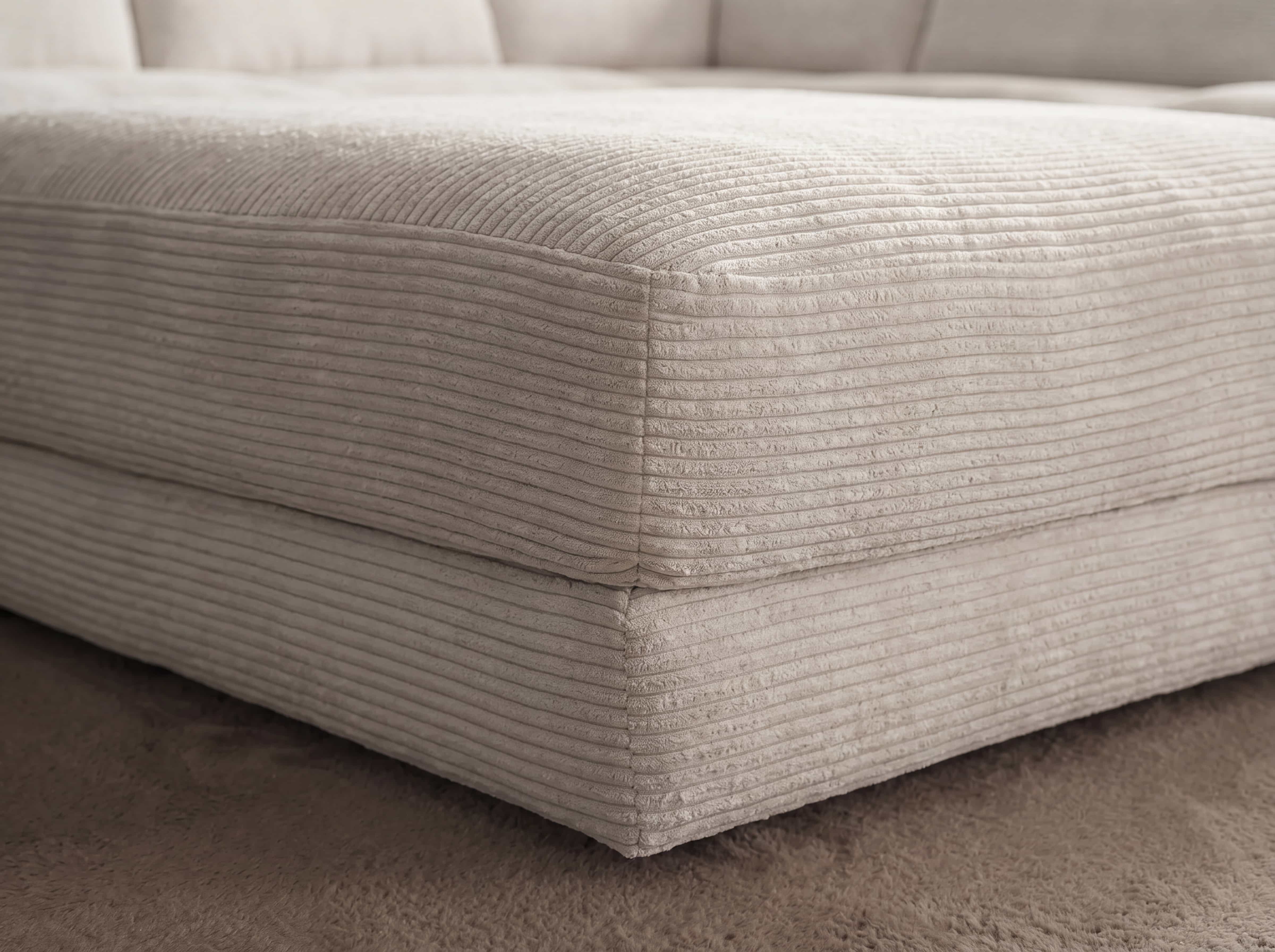 Ecksofa mit beigem Cordbezug, rechteckige gepolsterte Sitzfläche, breite Rippenstruktur