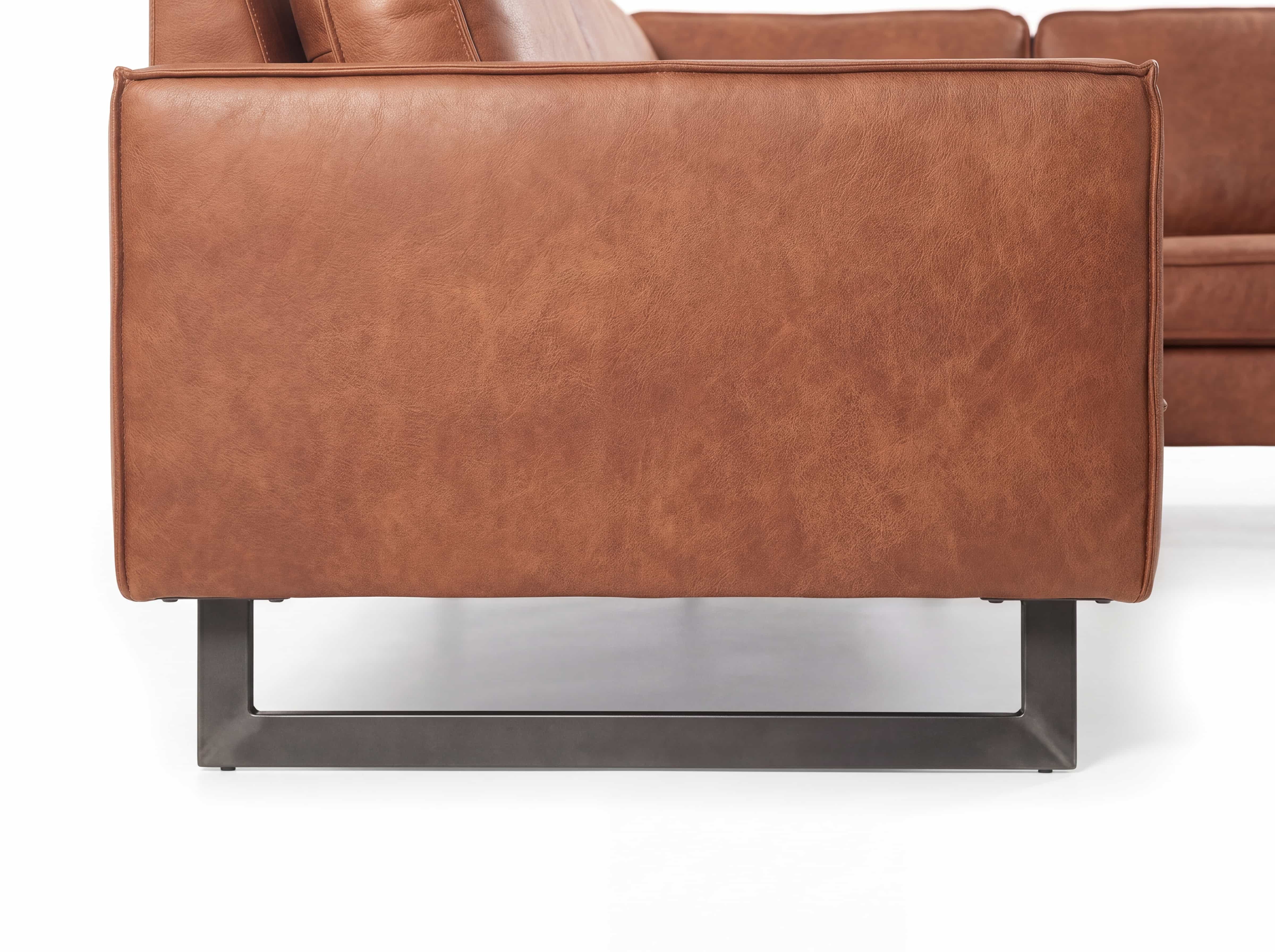 Ecksofa Kabs aus braunem Leder mit gepolsterter Armlehne und schwarzem Metallgestell