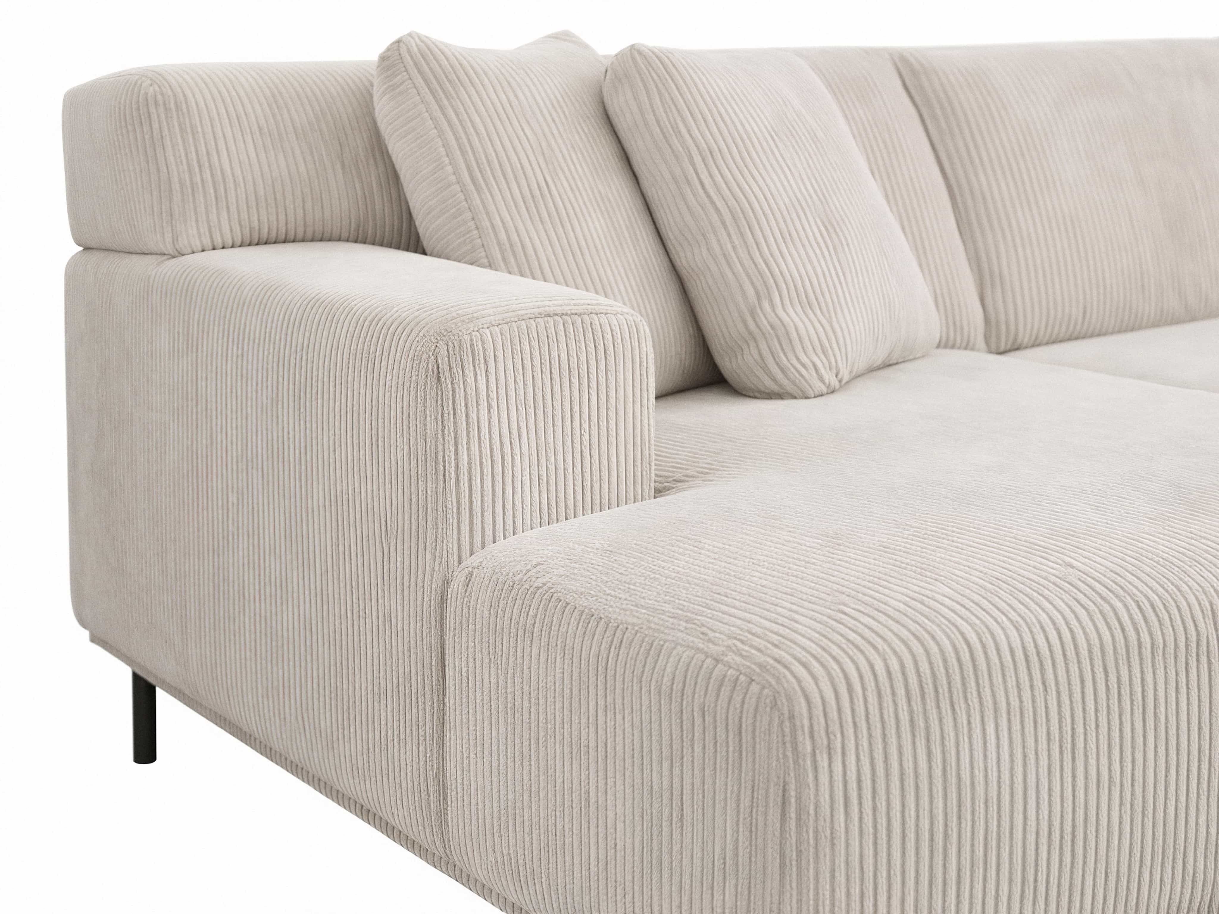Ecksofa Enna mit cremefarbenem Cordbezug, breiter Armlehne und sichtbaren Metallfüßen