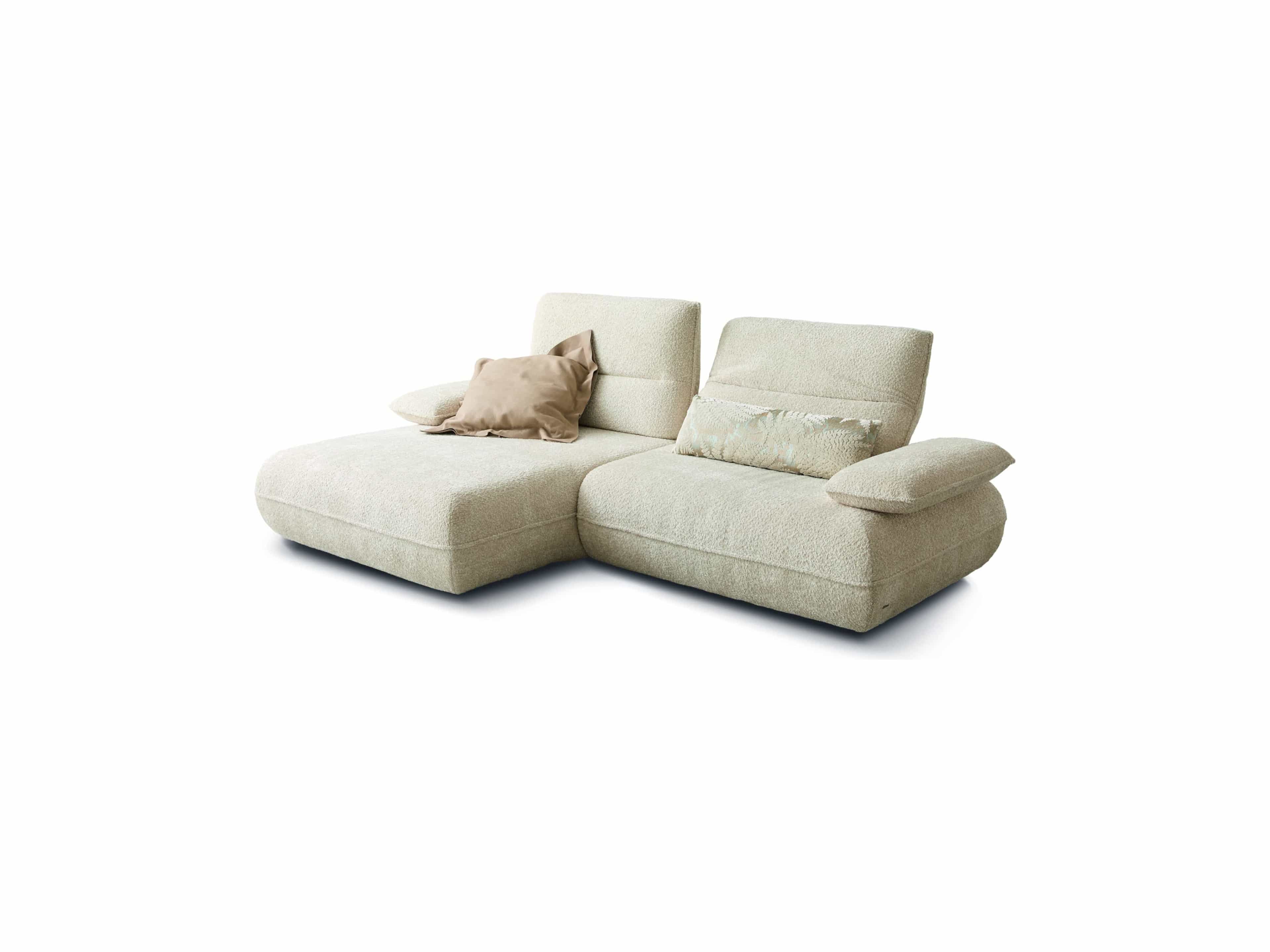 Ecksofa Kabs Polsterwelt mit beigem Stoffbezug, gepolsterten Armlehnen und zwei losen Kissen
