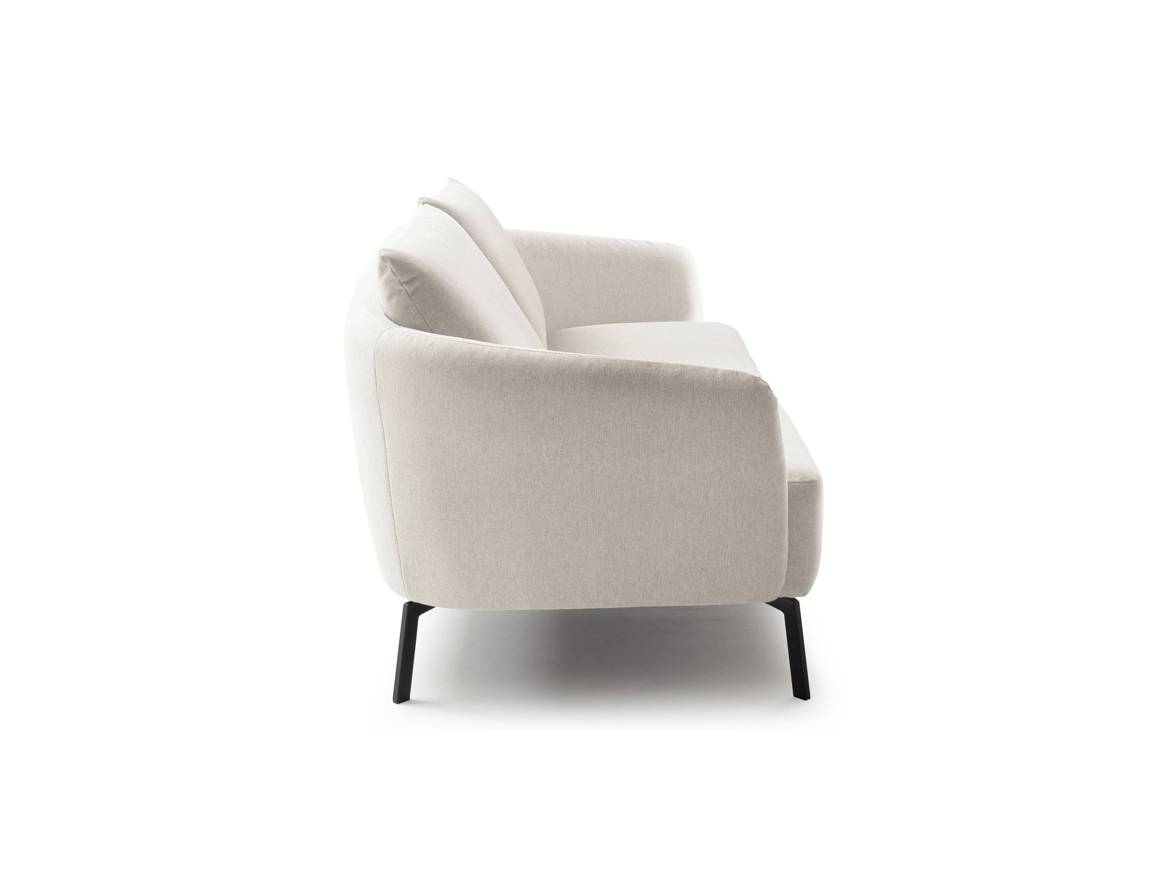 2-Sitzer Sofa in hellem Stoff, mit Armlehnen, gepolsterter Rückenlehne und schwarzen Metallfüßen