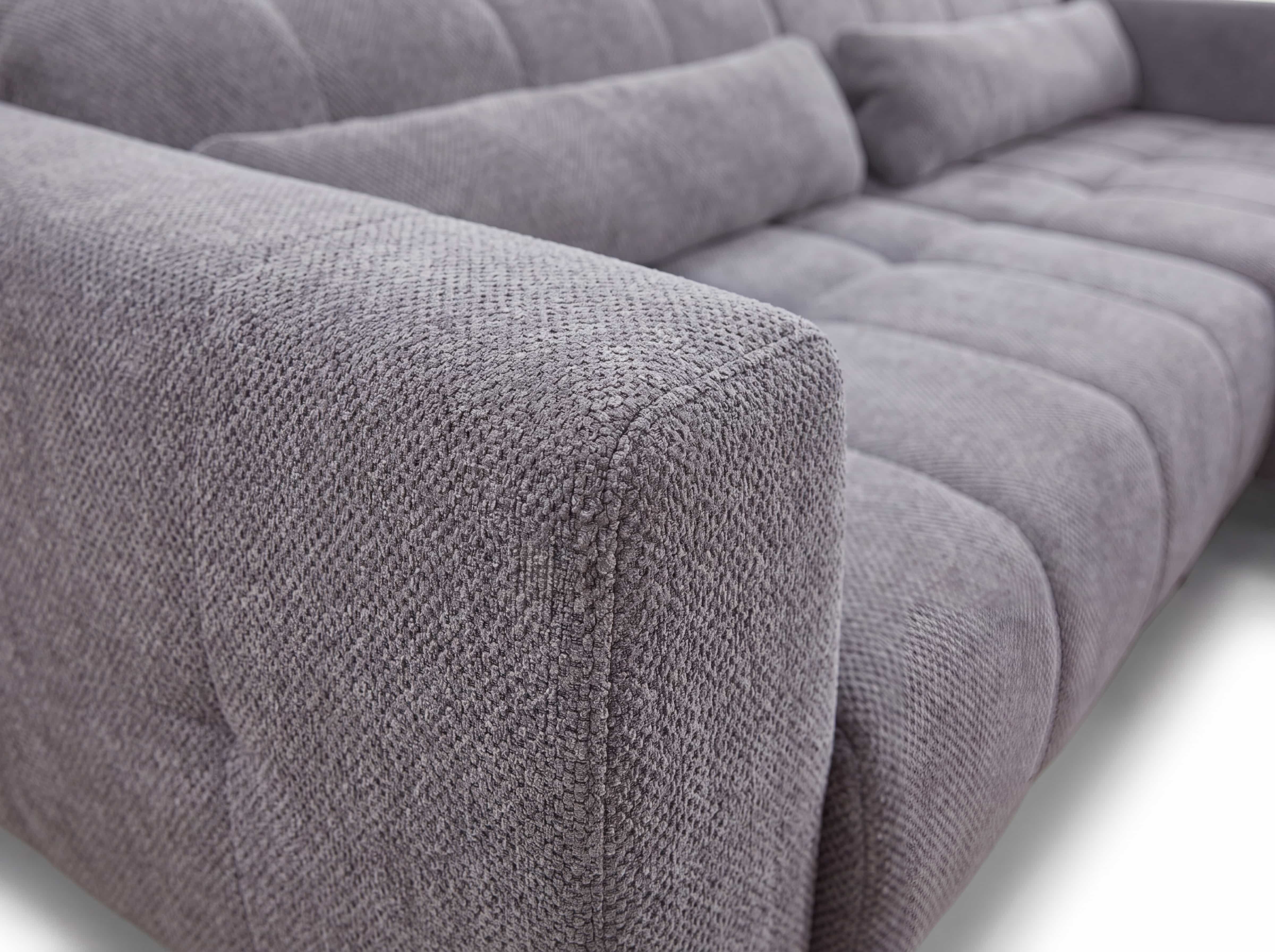 Ecksofa Modell mit grauem Stoffbezug, gepolsterten Armlehnen und gesteppter Sitzfläche