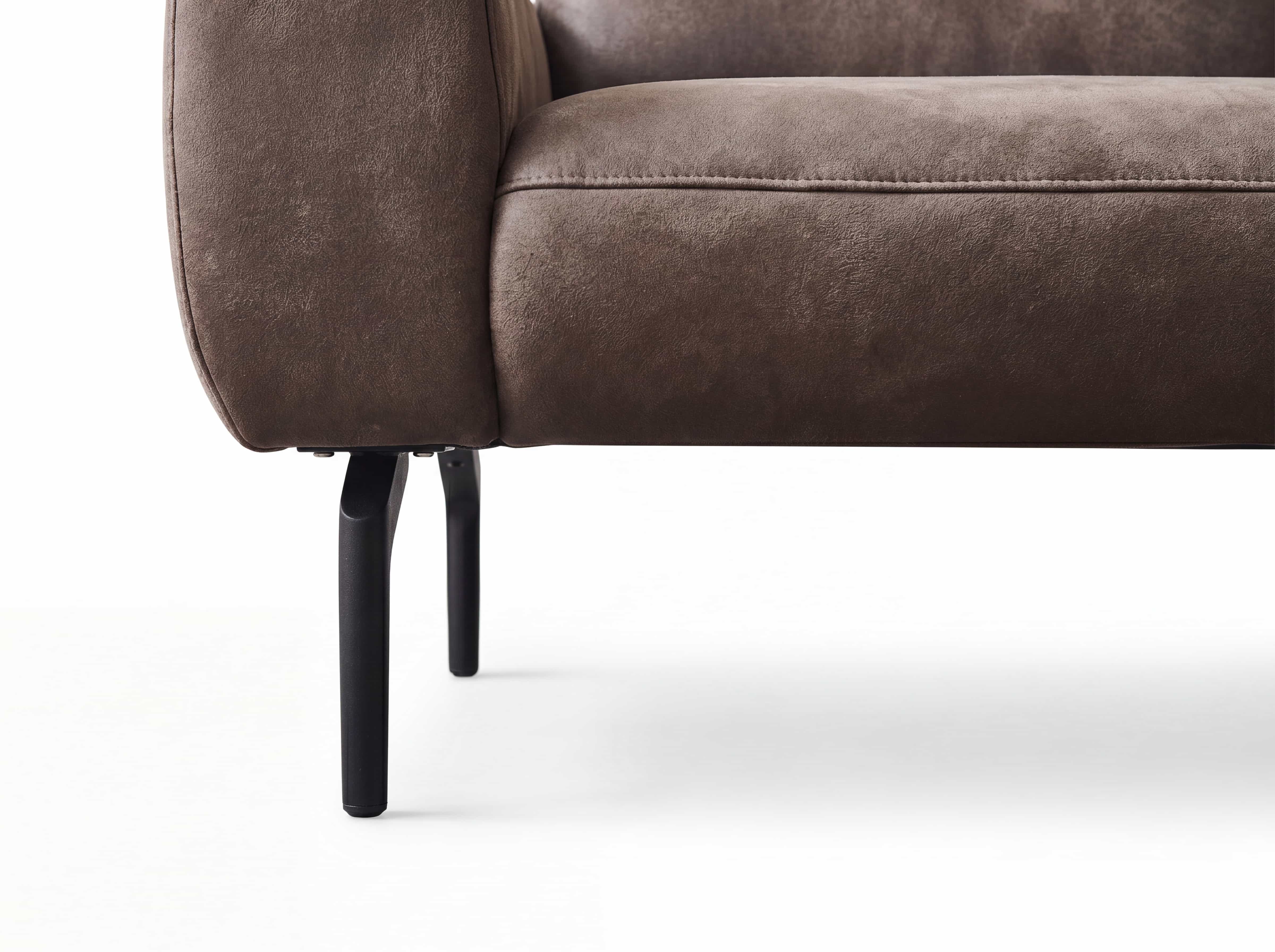 Sofa mit braunem Stoffbezug, gepolsterter Sitzfläche und schwarzen Metallfüßen im Detailansicht