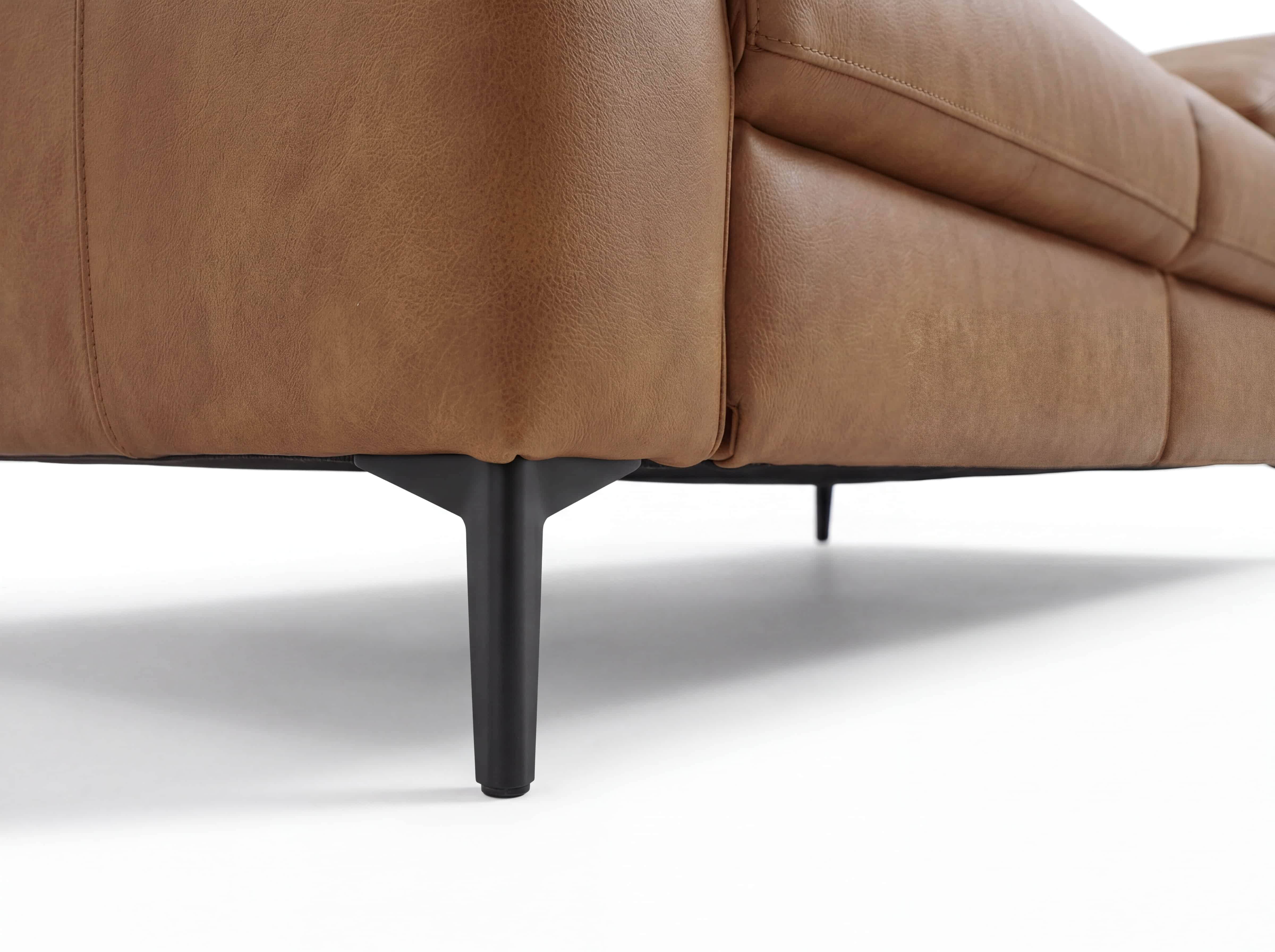Ecksofa mit braunem Lederbezug und schmalen schwarzen Metallfüßen, Detailansicht der Ecke