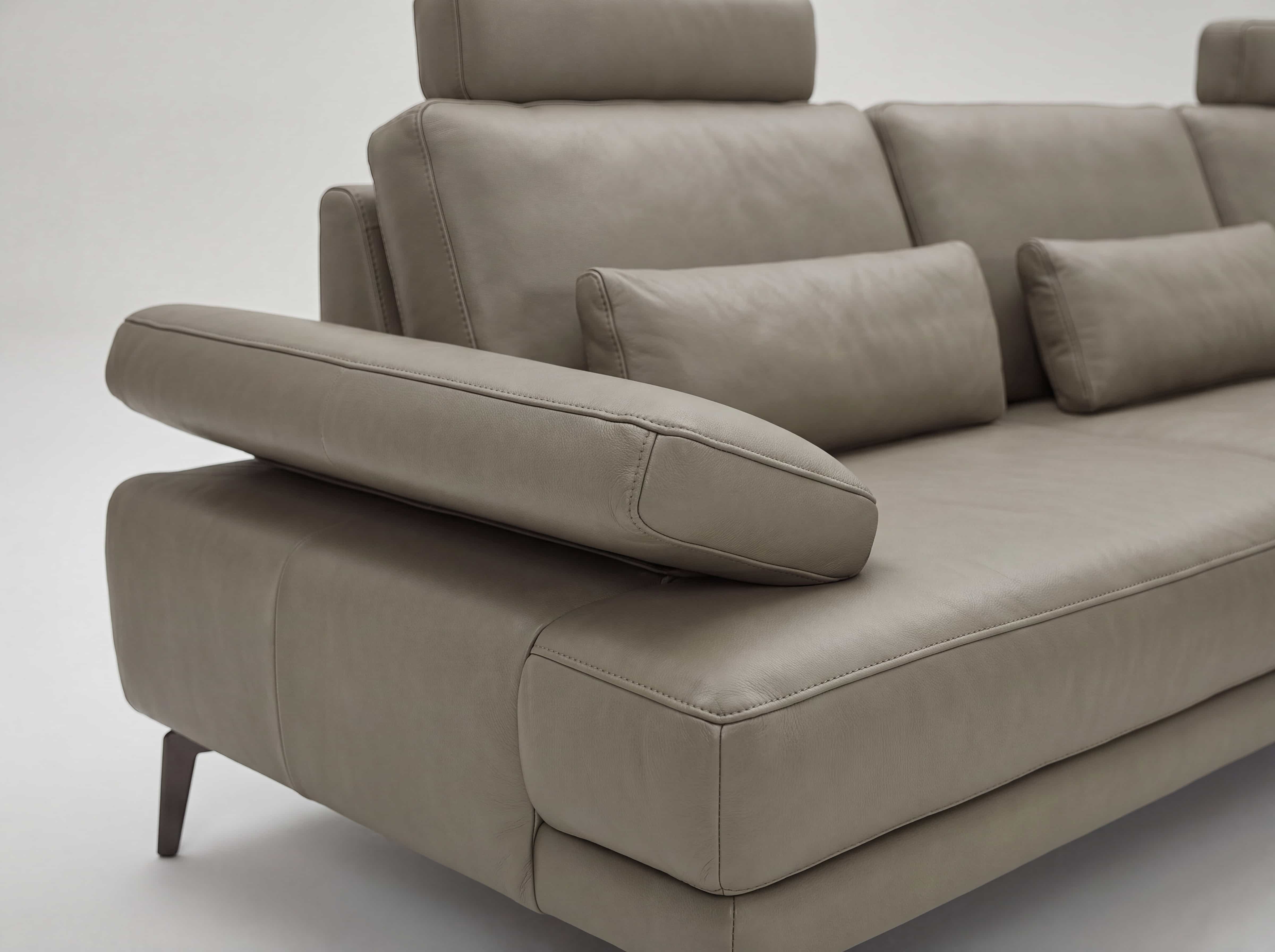 3-Sitzer Ledersofa Kabs mit verstellbarer Armlehne, taupefarbenem Bezug und schmalen Metallfüßen