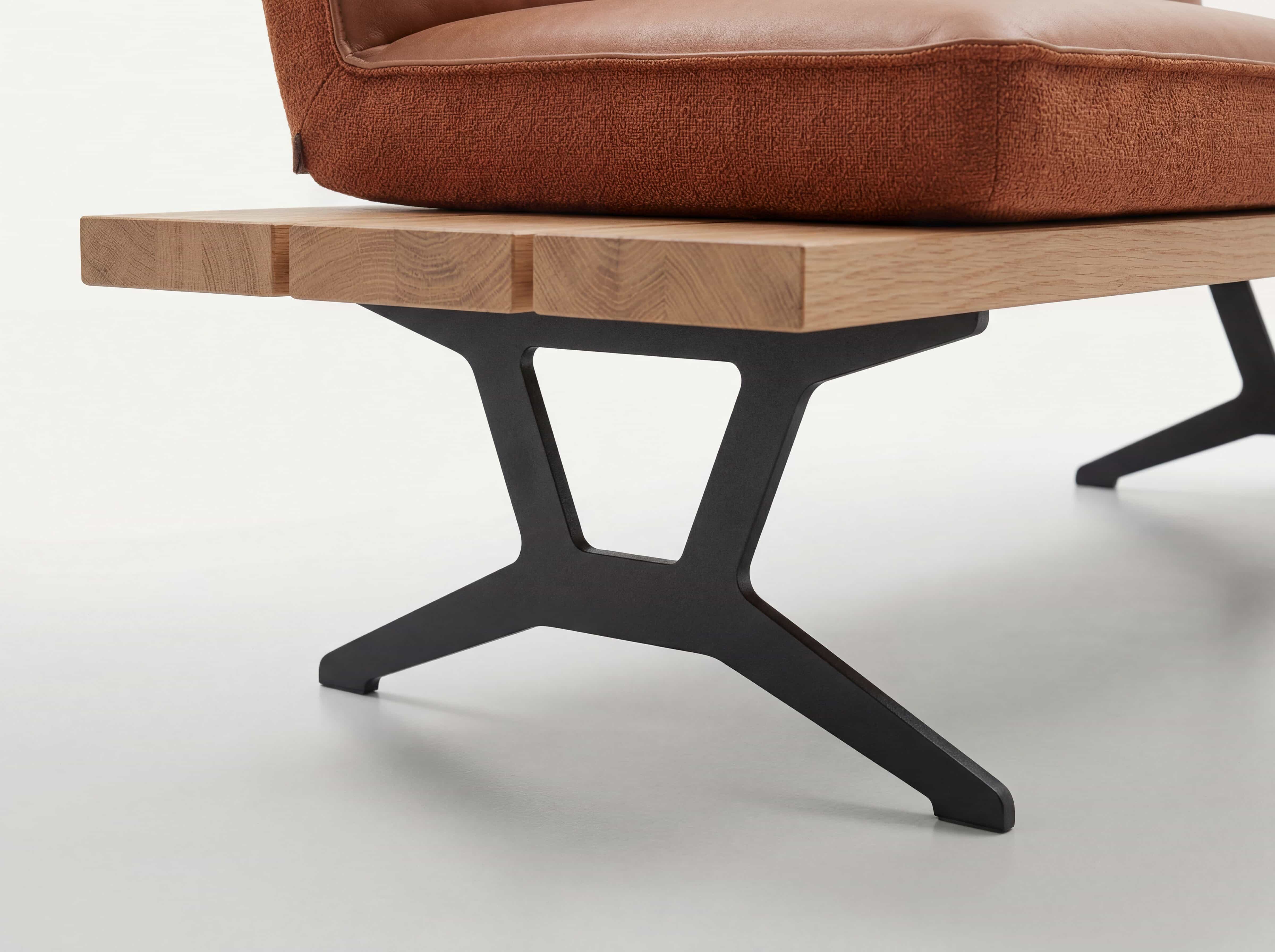 Polsterbank mit braunem Sitzkissen, Massivholz-Sitzfläche und schwarzen Metallfüßen in X-Form