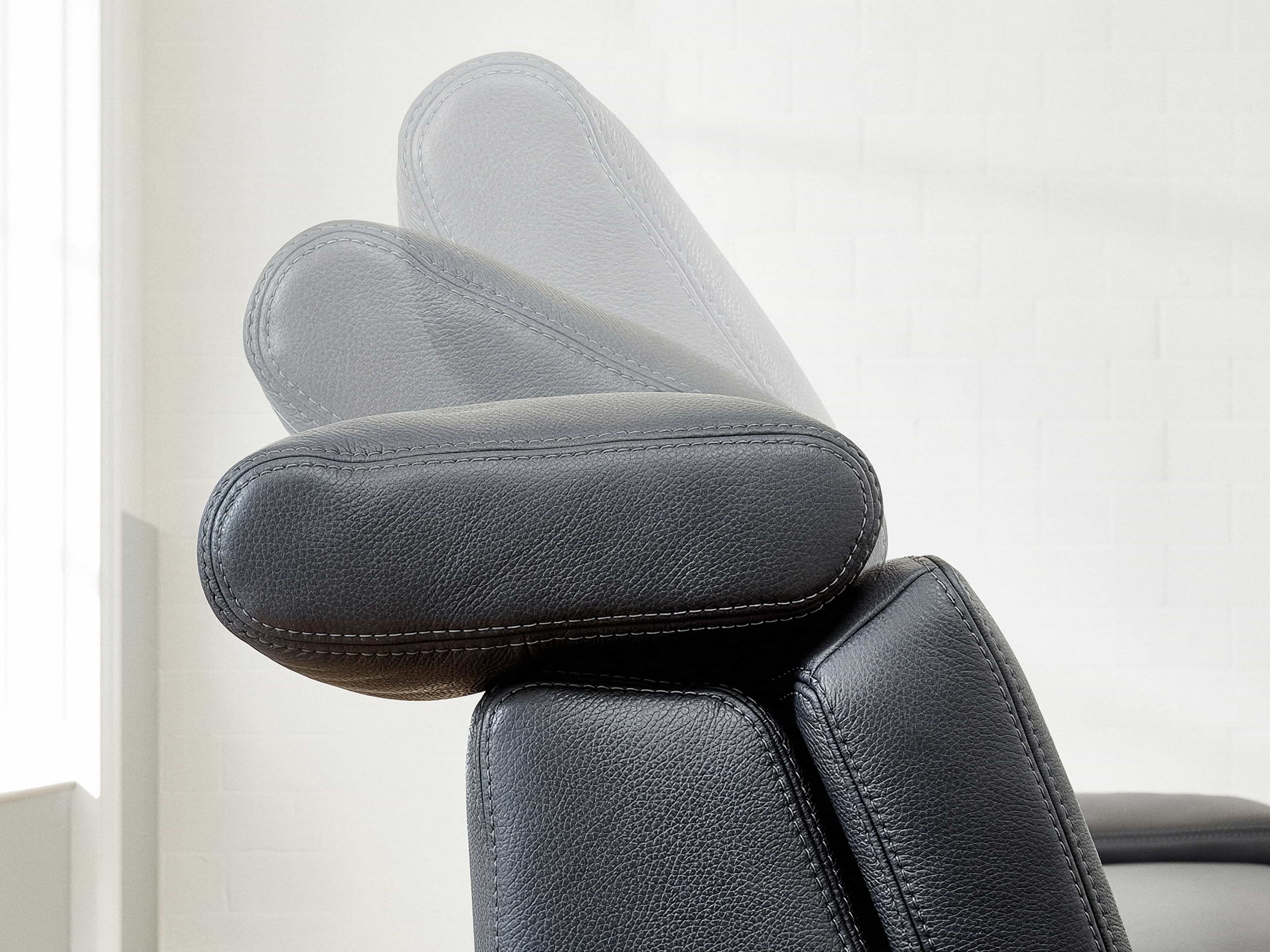 Verstellbare Kopfstütze eines Sofas aus schwarzem Leder mit sichtbarer Nahtführung in Nahaufnahme
