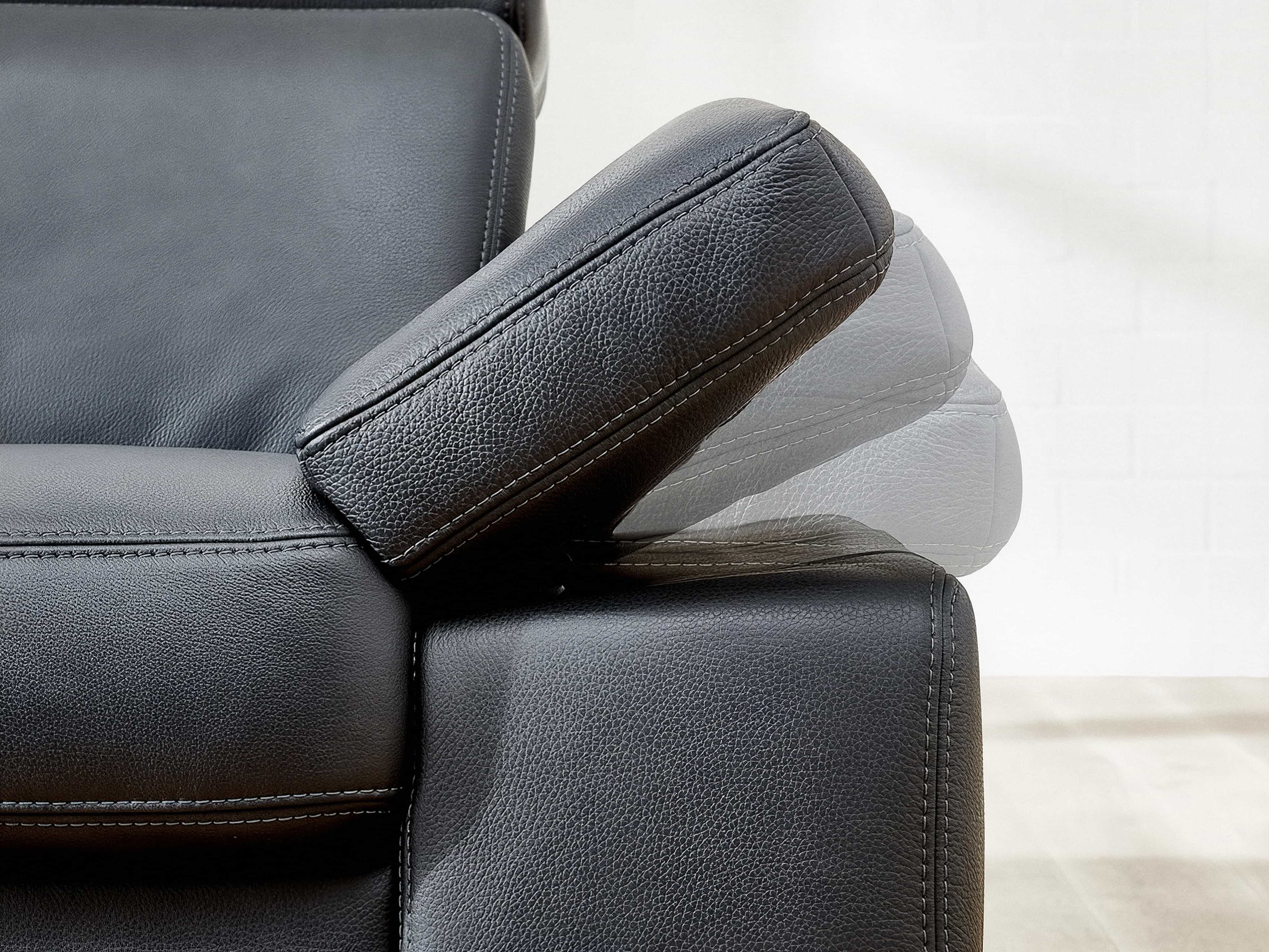 Sofa mit verstellbarer Armlehne aus schwarzem Leder, Nahaufnahme der seitlichen Armlehnenfunktion