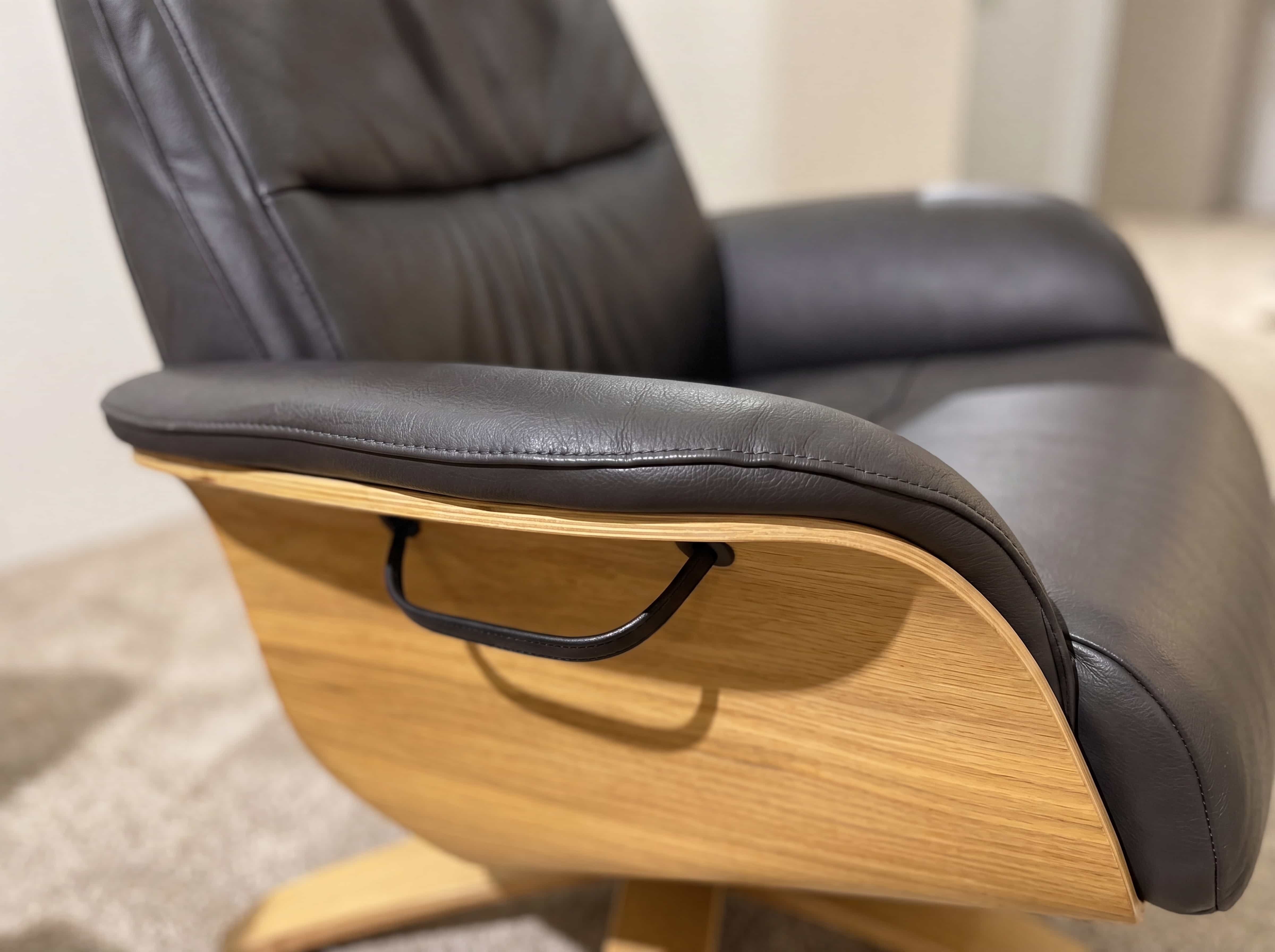 Relaxsessel Kareike – dunkelgrauer Bezug, Armlehne mit Holzseitenteil und sichtbarem Handgriff