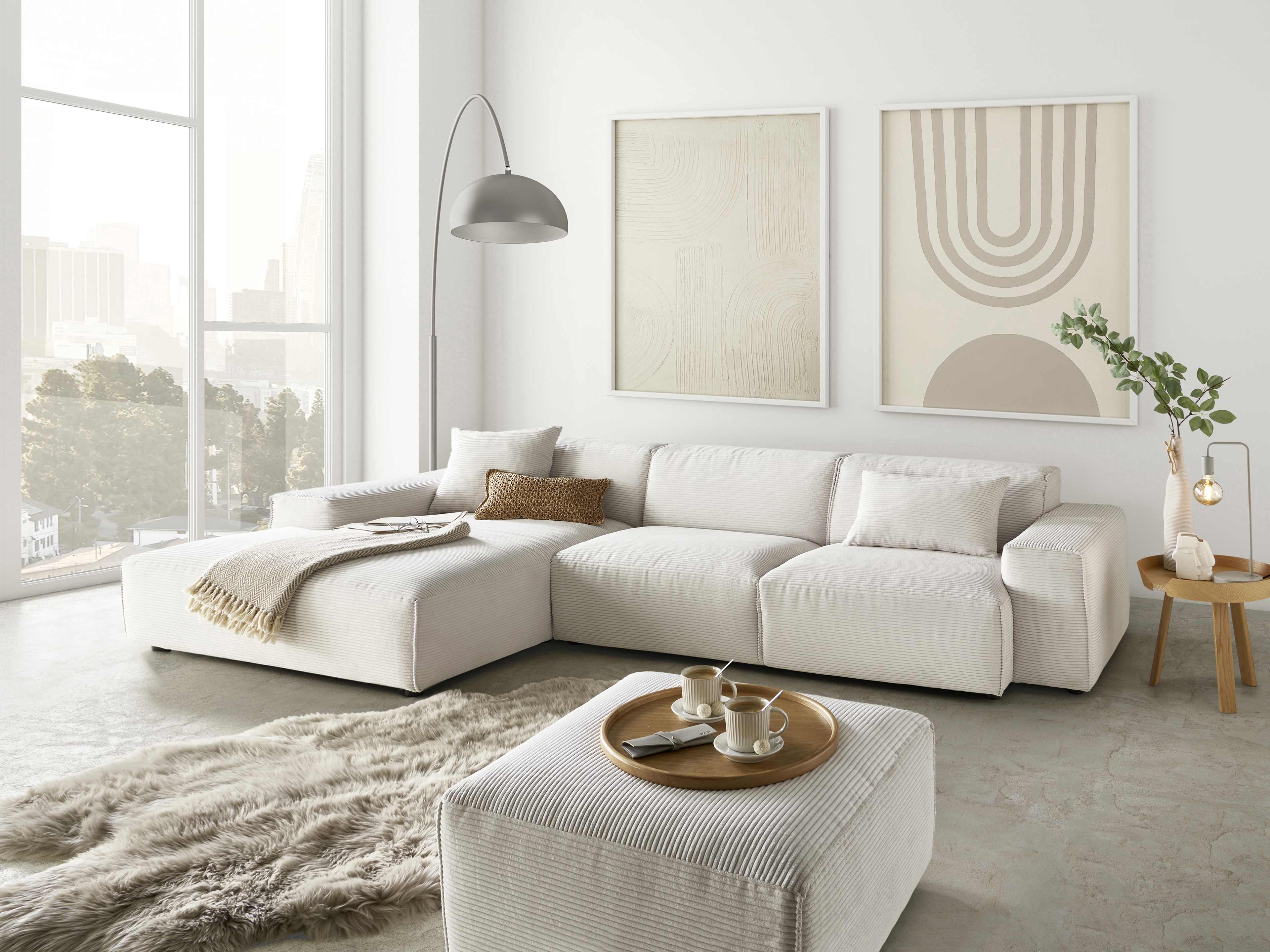Ecksofa Kabs Polsterwelt mit Cordbezug in Beige, breiten Armlehnen und passendem Hocker