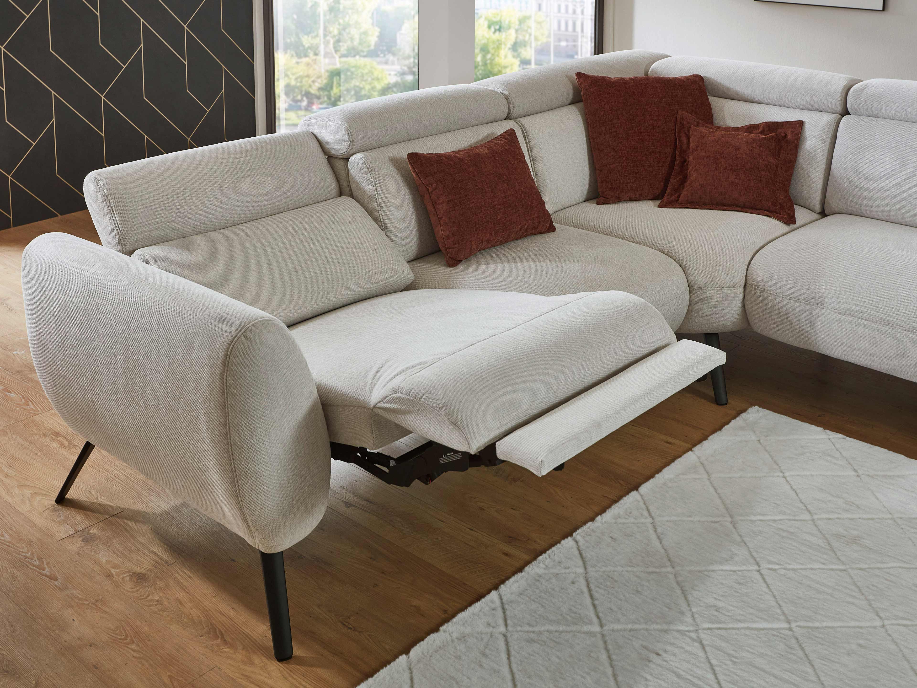 Ecksofa mit heller Stoffpolsterung, Relaxfunktion, Armlehne links und schwarzen Füßen