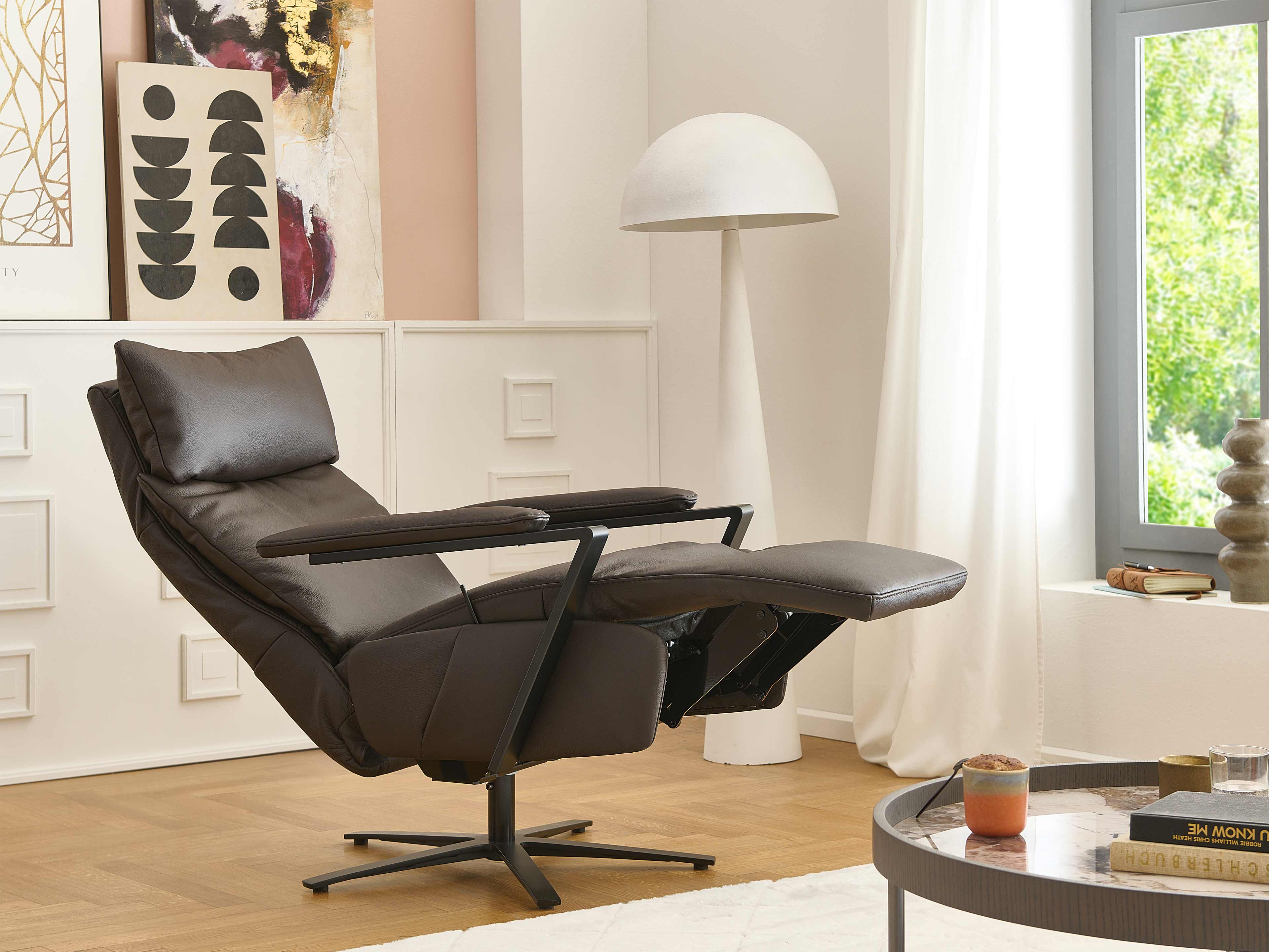 Relaxsessel Kabs Nova mit braunem Lederbezug, verstellbarer Fußstütze und schwarzem Metallfuß