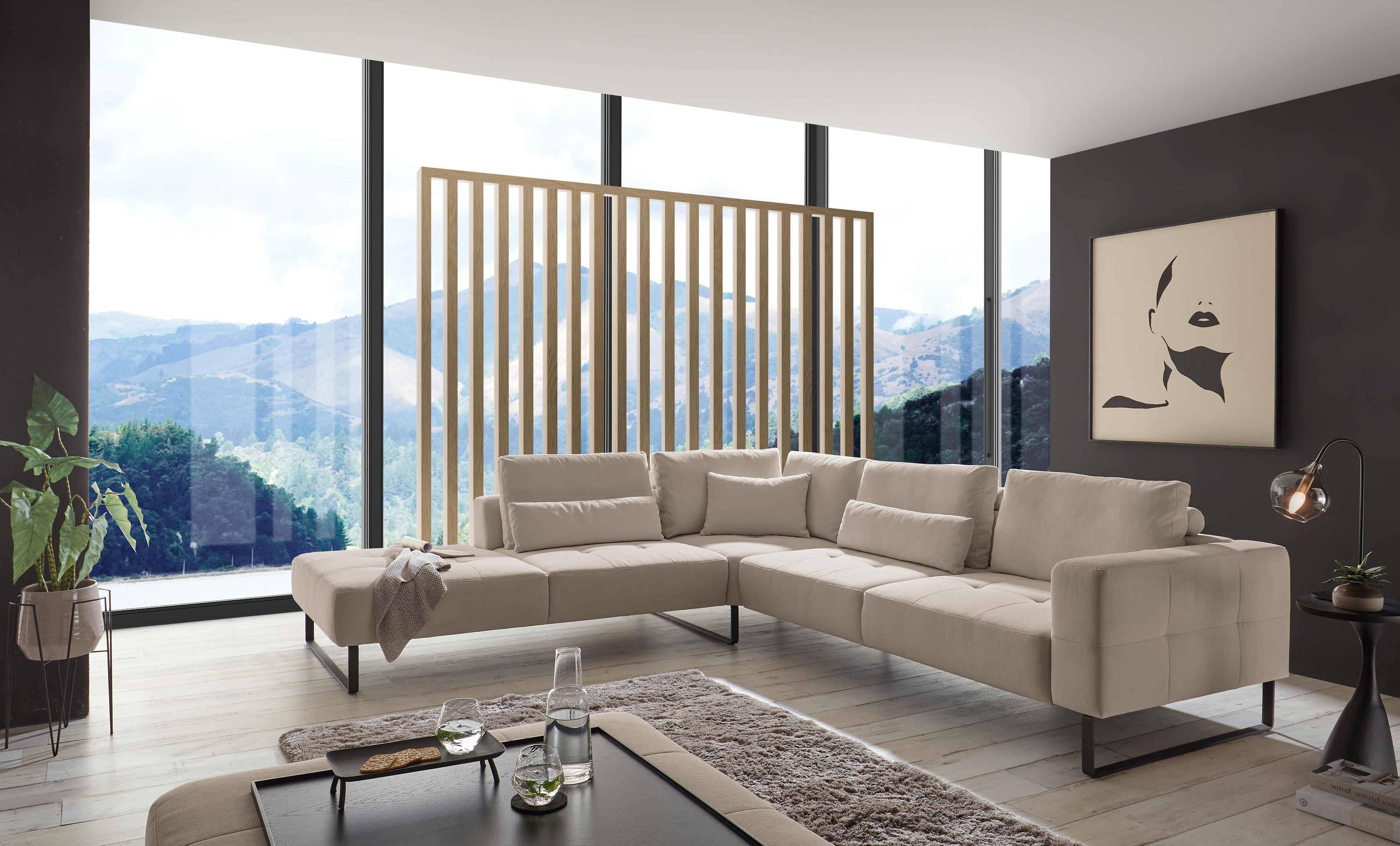 Ecksofa Corina – beiger Bezug in L-Form mit Armlehnen, losen Rückenkissen und Metallfüßen