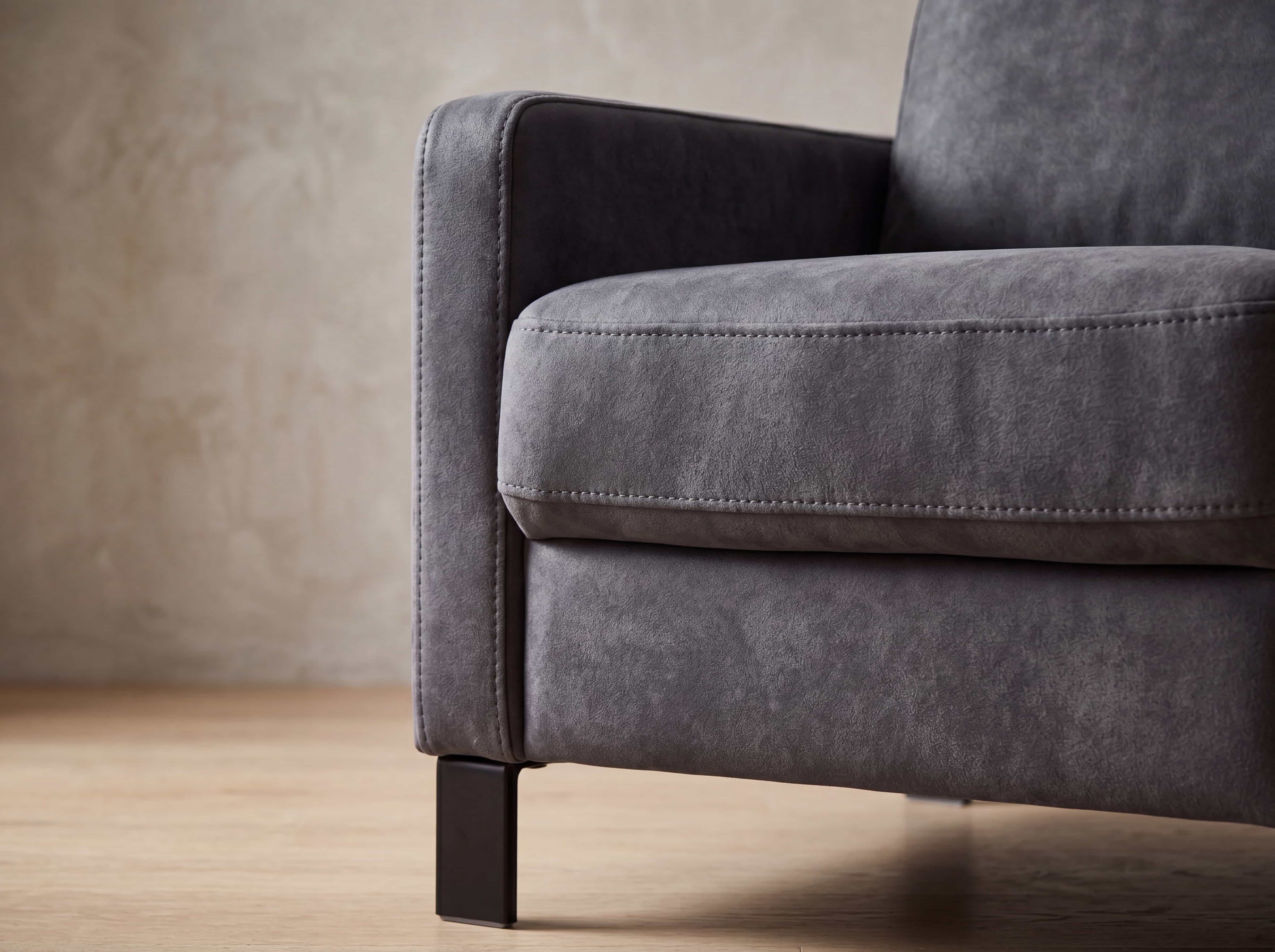 Ecksofa Modellname mit grauem Stoffbezug, eckiger Armlehne und schwarzem Metallfuß