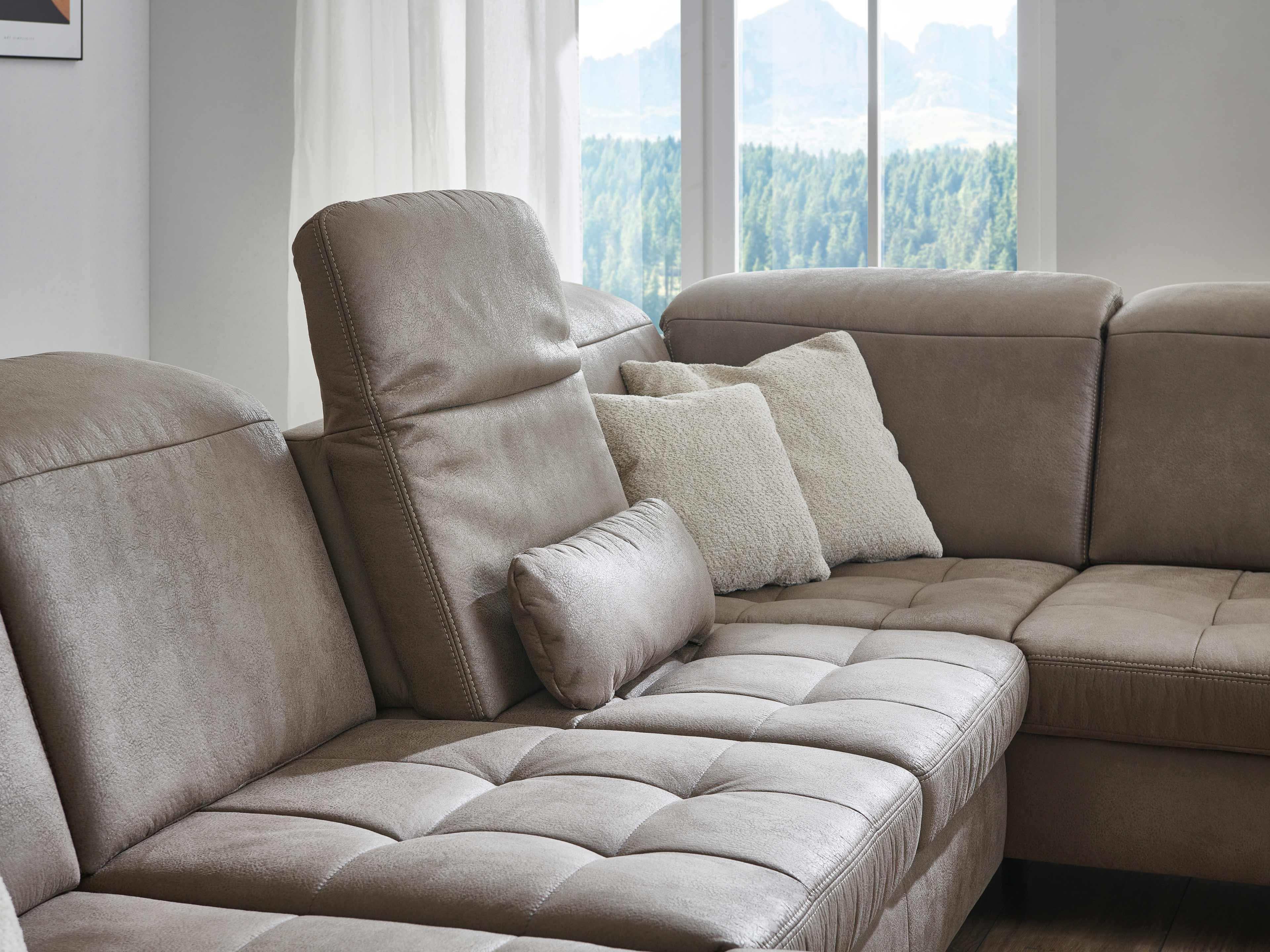 Ecksofa Kabs Polsterwelt mit beigefarbenem Stoffbezug, gepolsterten Sitzflächen und verstellbarem Kopfteil
