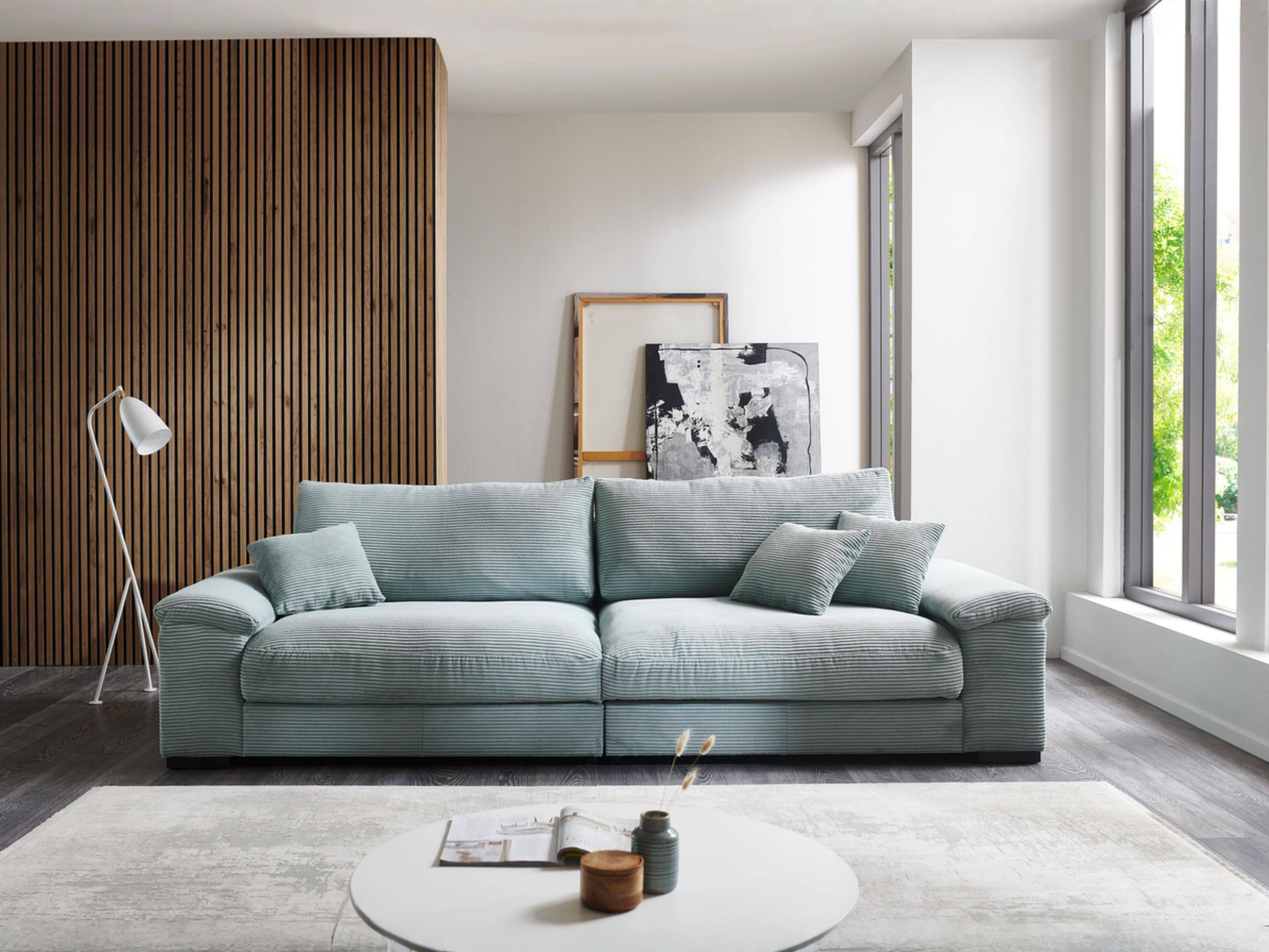 3-Sitzer Sofa Modell in hellblauem Cordstoff mit breiten Armlehnen, Polsterung und vier Kissen