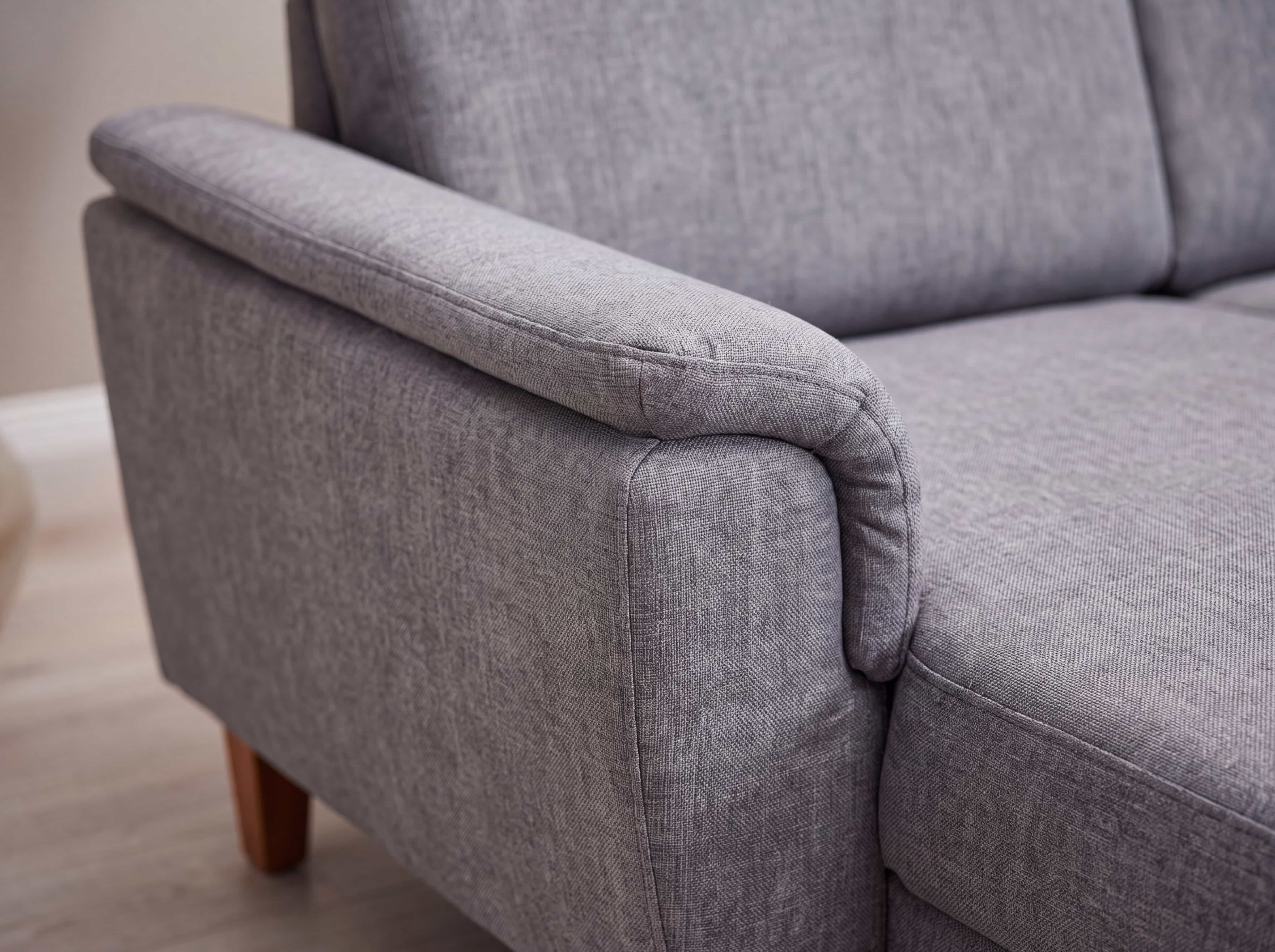 2-Sitzer Sofa Kabs Polsterwelt mit Stoffbezug in Grau, gepolsterte Armlehne, Holzfüße